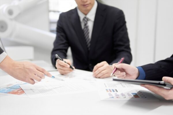 自社の状況を葬儀社専門コンサルティング会社に依頼する様子