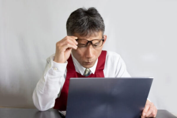 ホームページ制作に迷う葬儀社社員