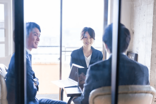 葬儀社がコンサルティング会社に依頼する様子