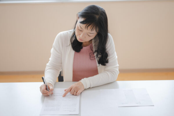 葬儀社のホームページから供花・供物のファックス注文用紙を発見し、記載している喪主世代のイメージ