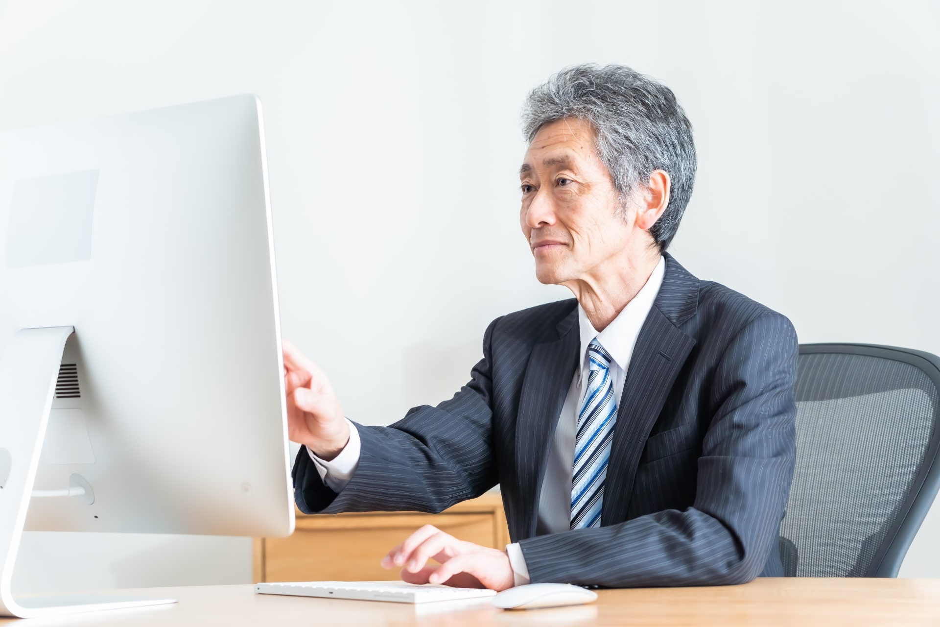 自社ホームページの葬儀の流れを改良している葬儀社経営陣のイメージ