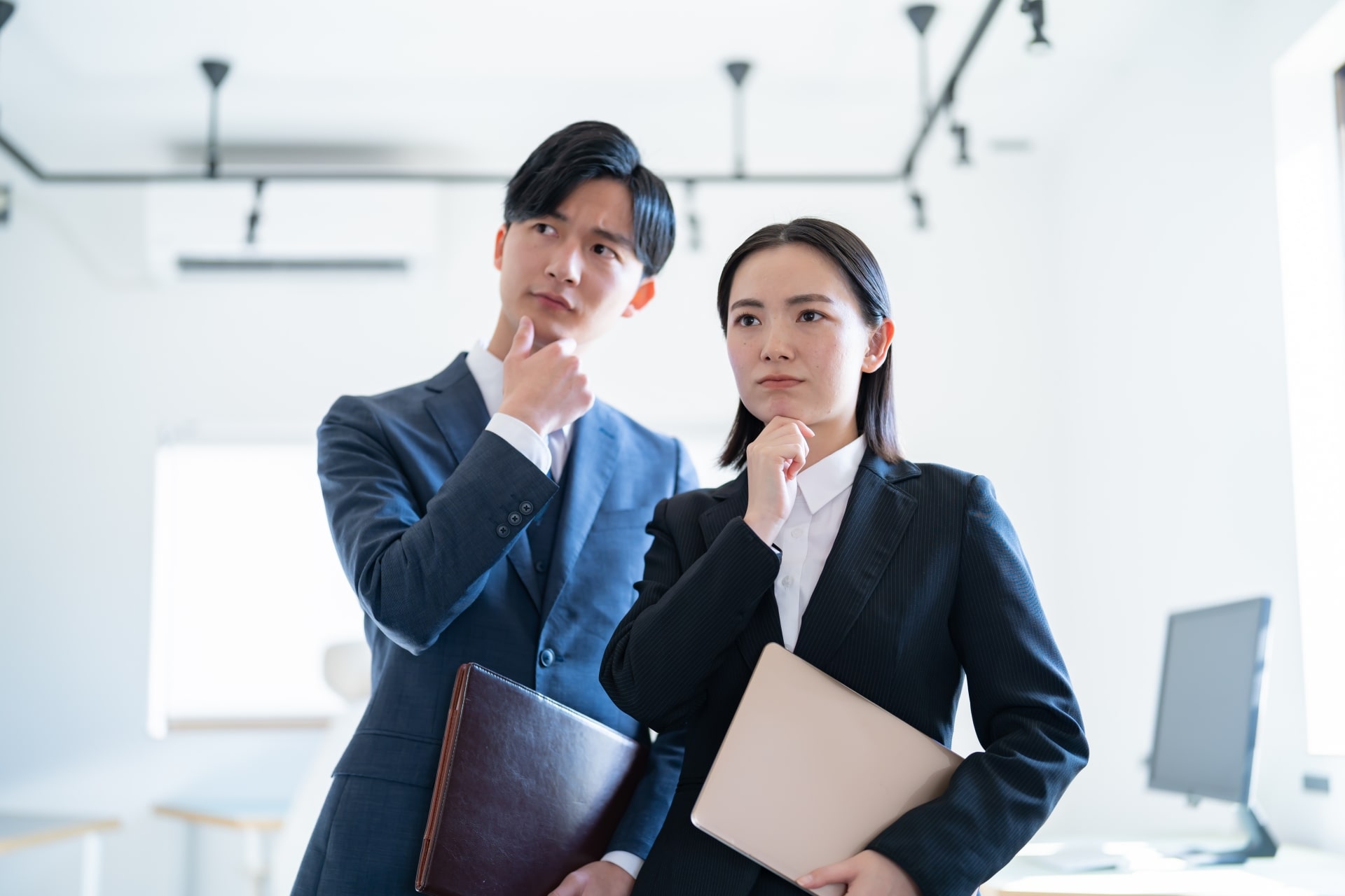 葬儀社のホームページに掲載する「葬儀の流れ」の掲載方法に迷うスタッフのイメージ