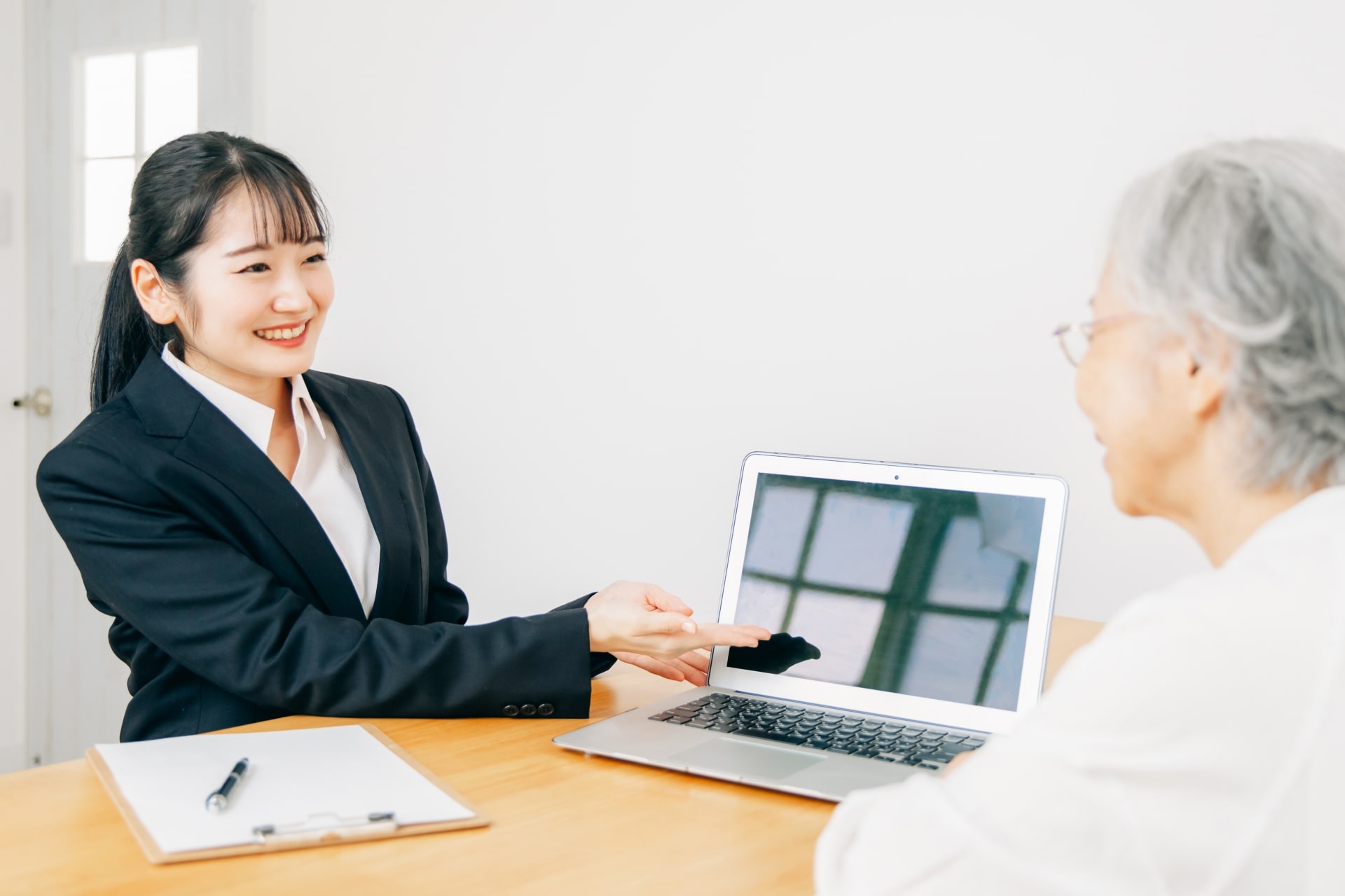 葬儀後の相続手続きや片付けの相談を行う葬儀社スタッフとご遺族のイメージ