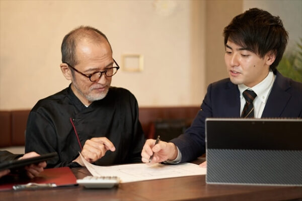 MEO対策業者に自社の状況を相談する葬儀社スタッフ