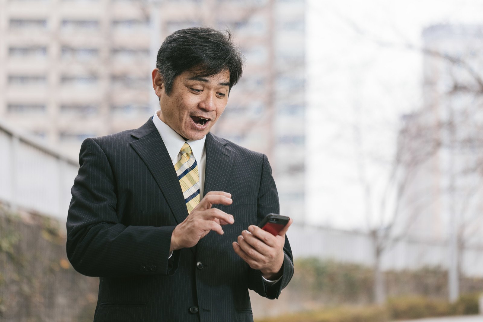 理想のホームページ制作会社を発見する葬儀社担当者