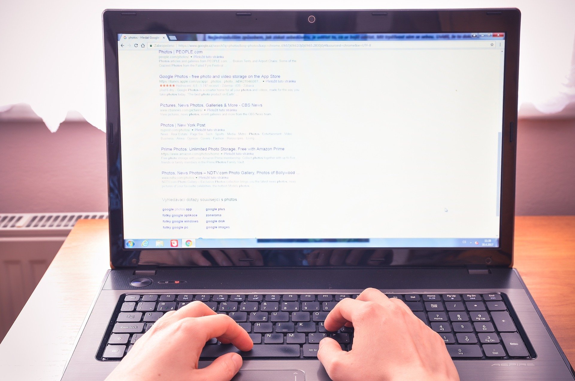 パソコンで作業する葬儀社担当者