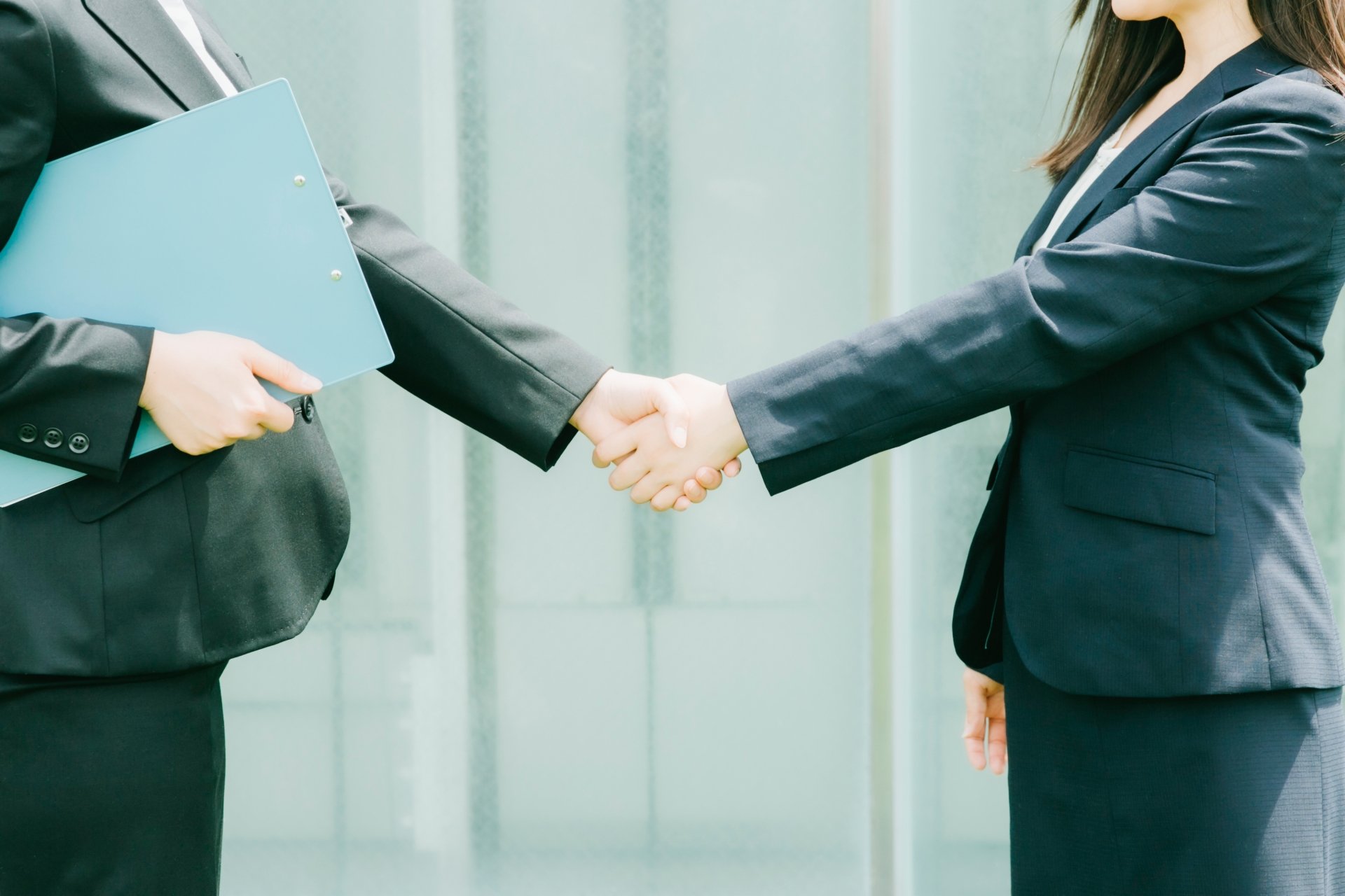 採用コンサルティングに依頼して自社の採用課題を見なおして感謝する葬儀社の採用担当者のイメージ
