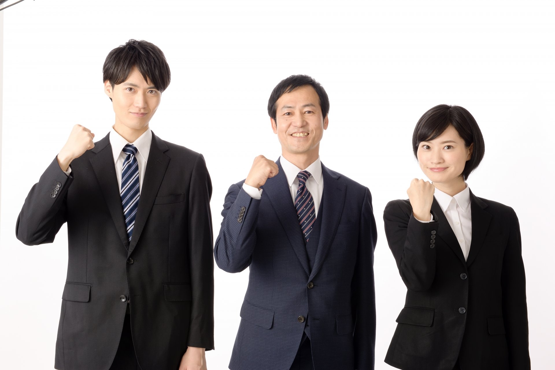 葬儀社に採用され、団結する若い新入社員と採用担当者