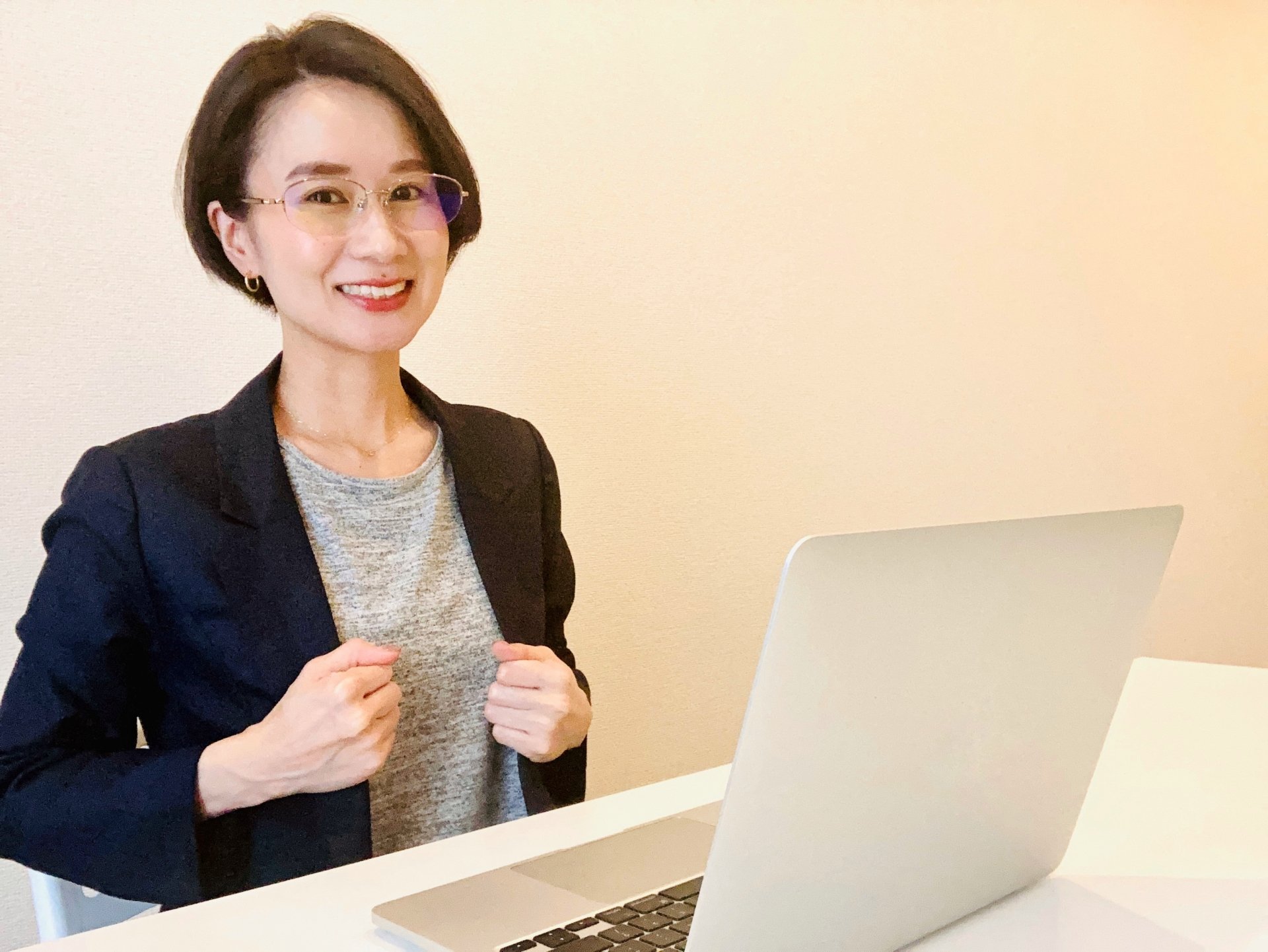 自社葬儀社の採用ページを作ろうと意気込む女性担当者