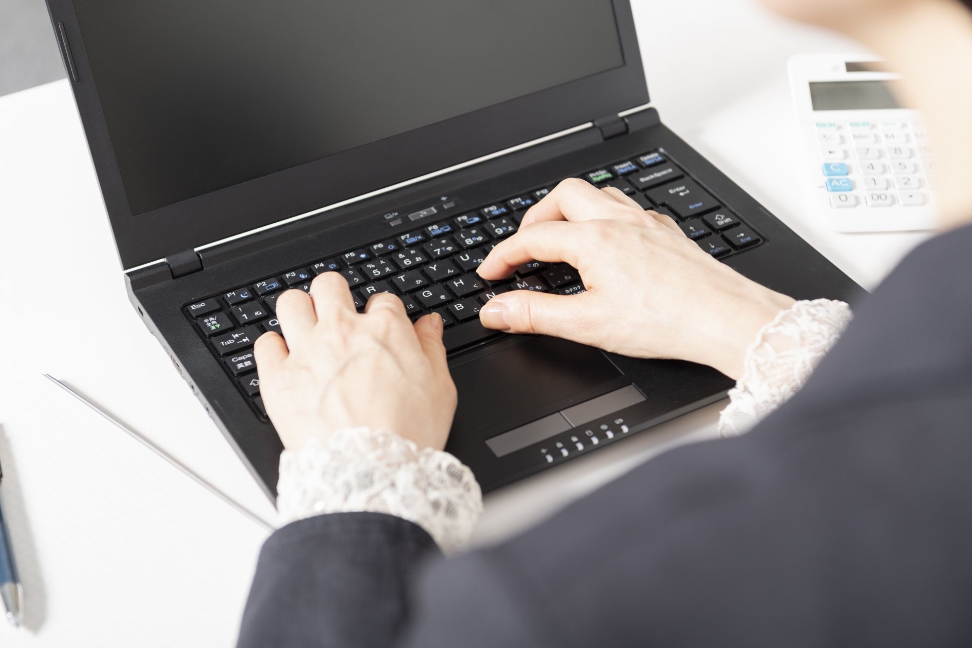 採用サイトページを作成する葬儀社の女性スタッフ