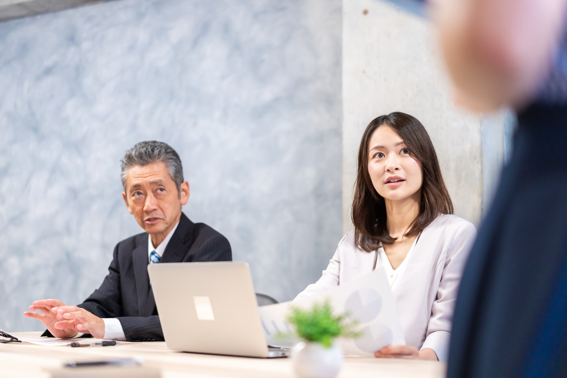 海洋散骨ディレクターの面接を行う葬儀社社長と秘書のイメージ