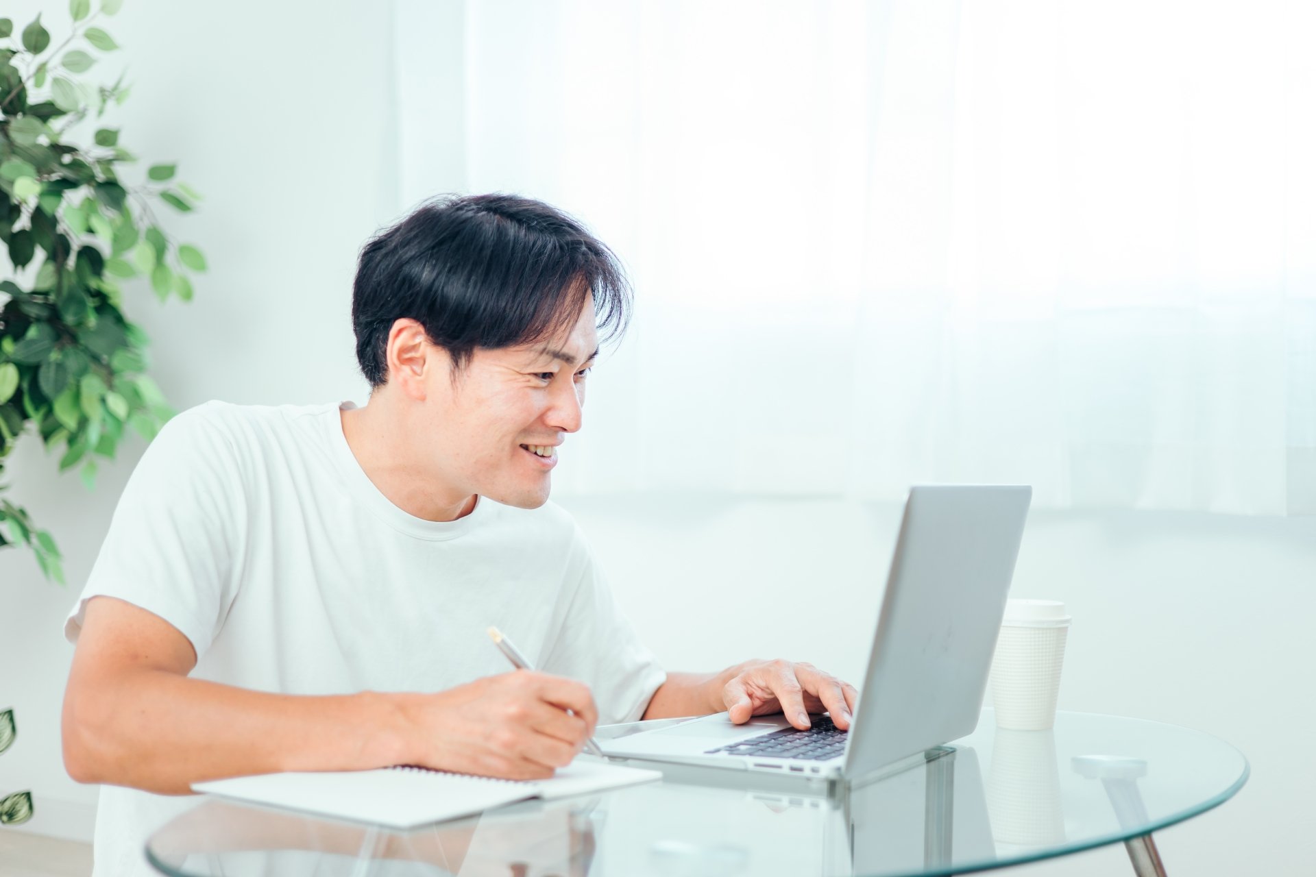 遺品整理士資格の勉強を行う男性のイメージ