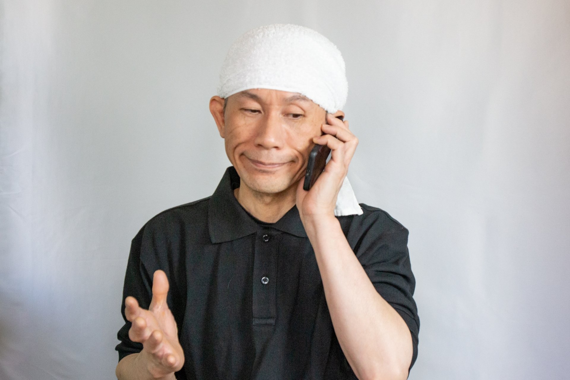 処理場に電話する遺品整理士のイメージ