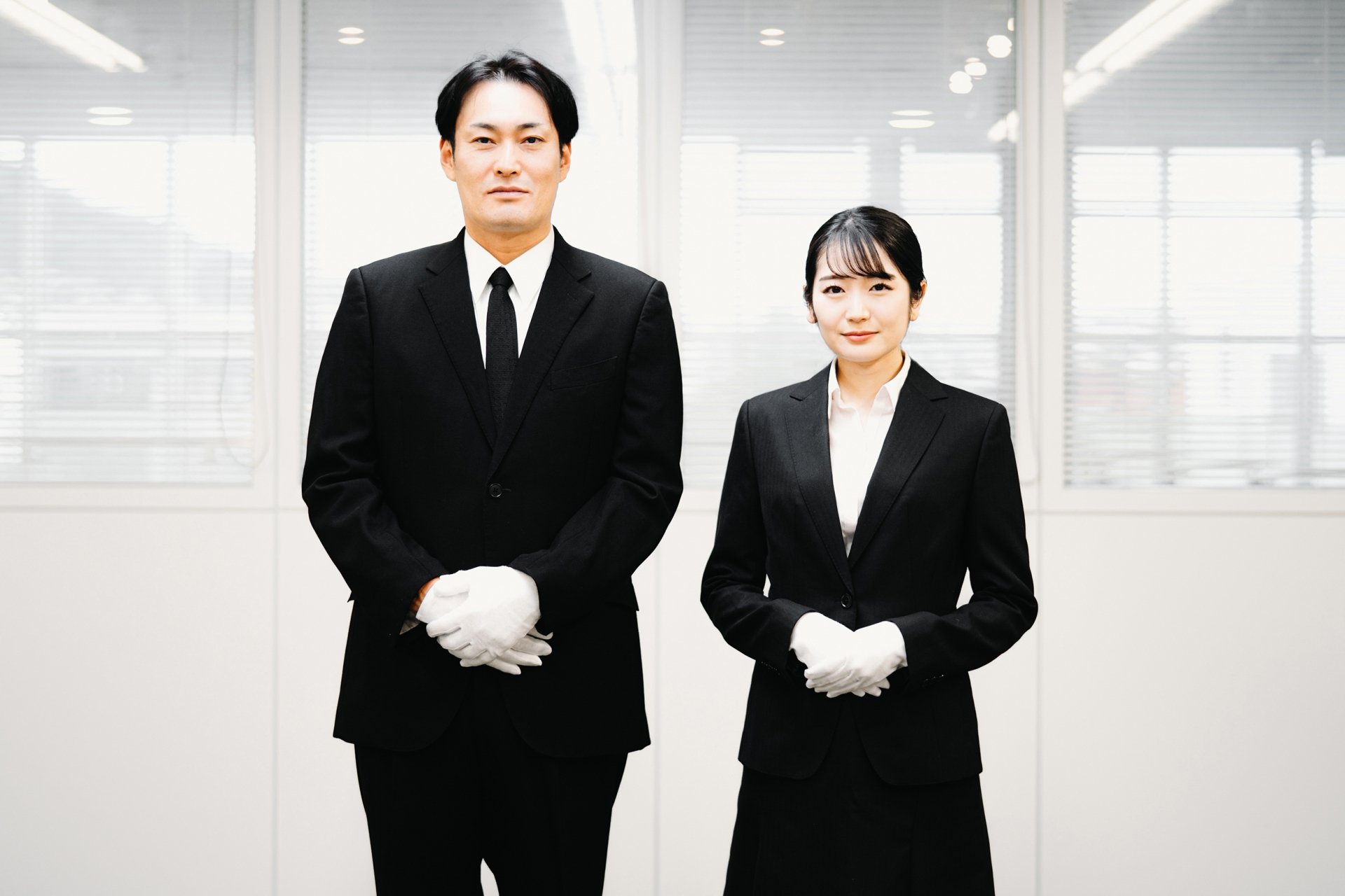 海洋散骨ディレクターの資格を持った葬儀社社員のイメージ