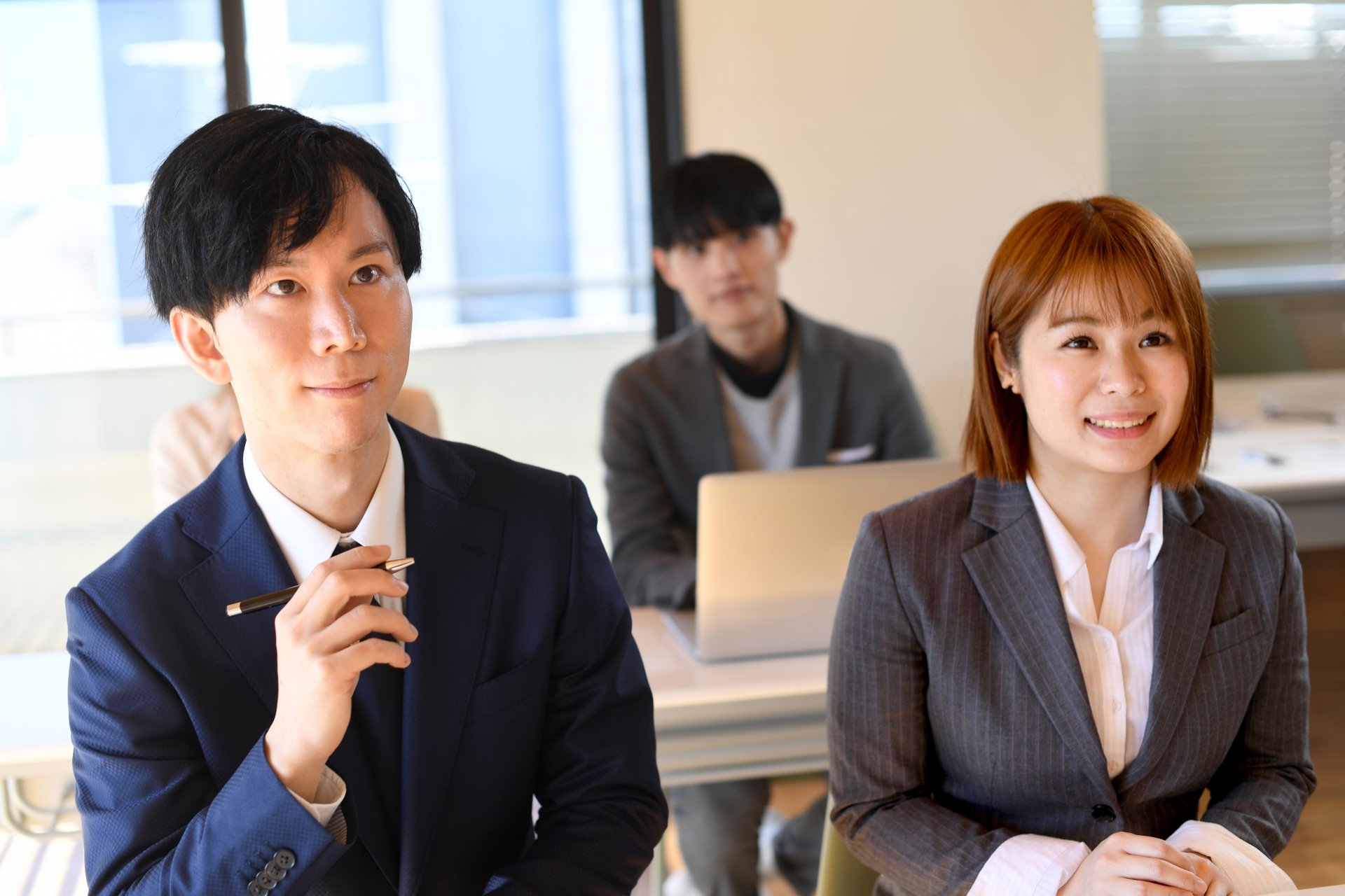 海洋散骨ディレクターの講習会に参加して学ぶ人々のイメージ