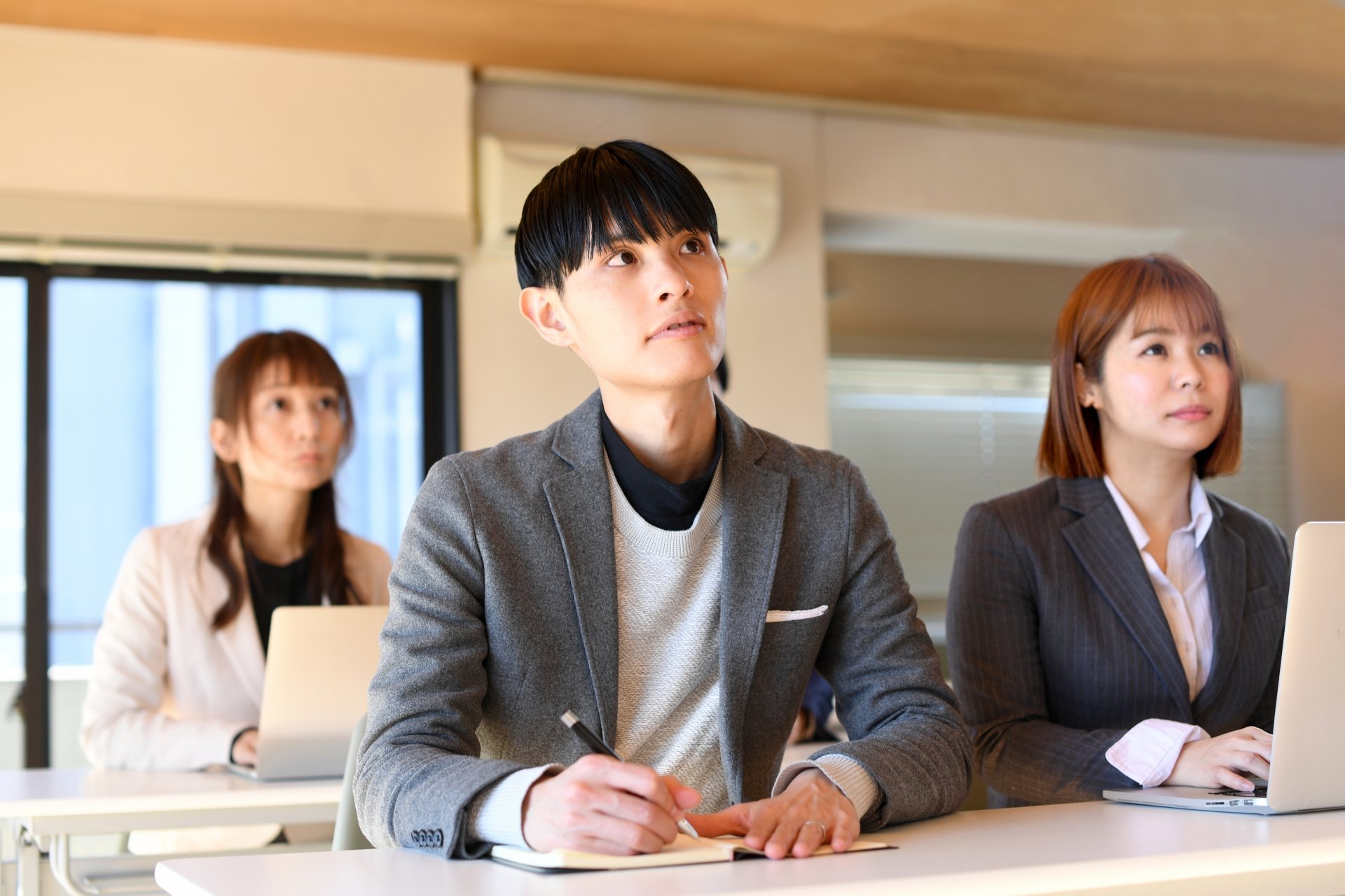 海洋散骨ディレクターの講習・試験を受ける人々のイメージ