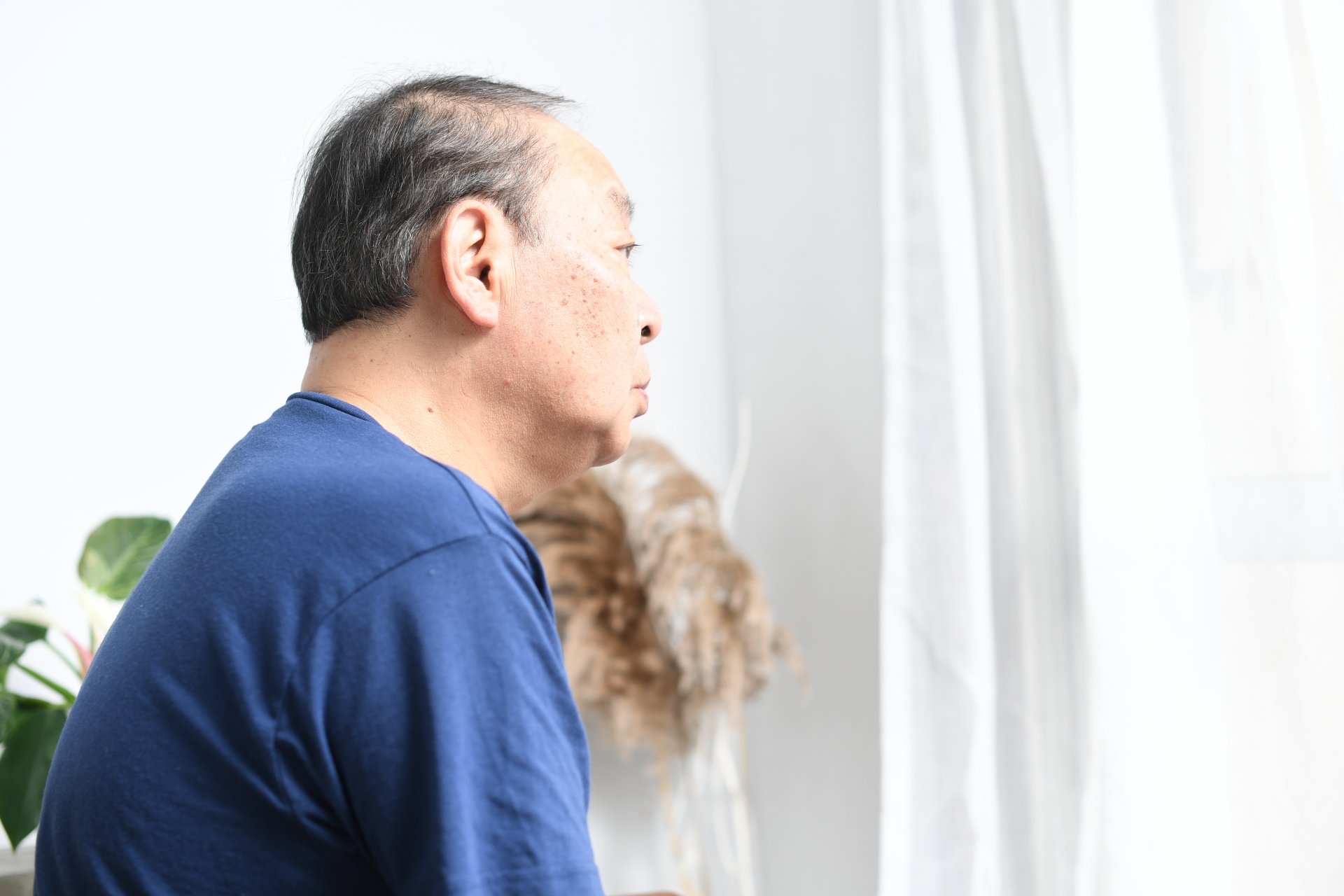 自分が死んだ後のことを考え込む高齢夫婦