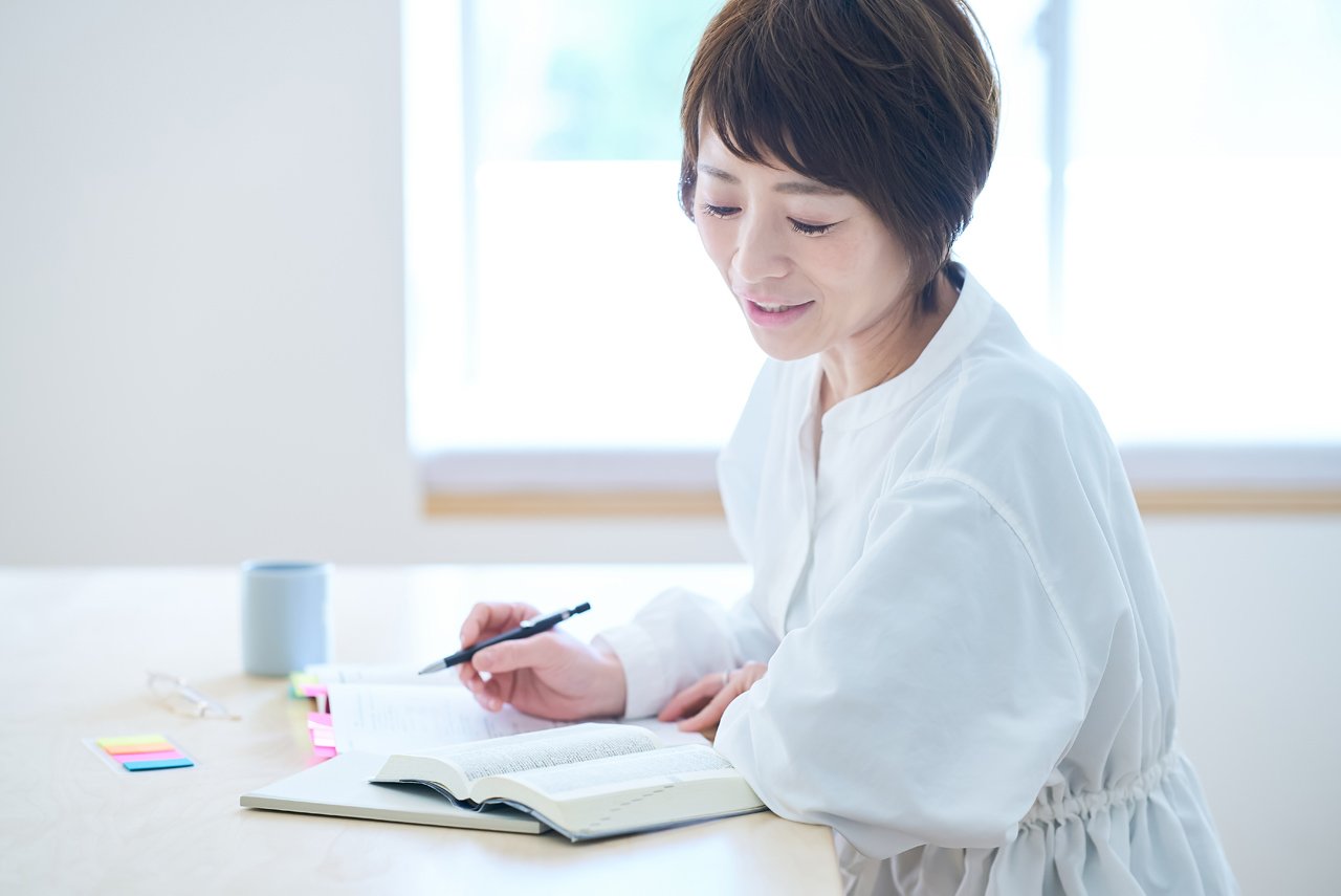 終活ライフケアプランプランナー教材を使って学ぶ葬儀社社員女性のイメージ
