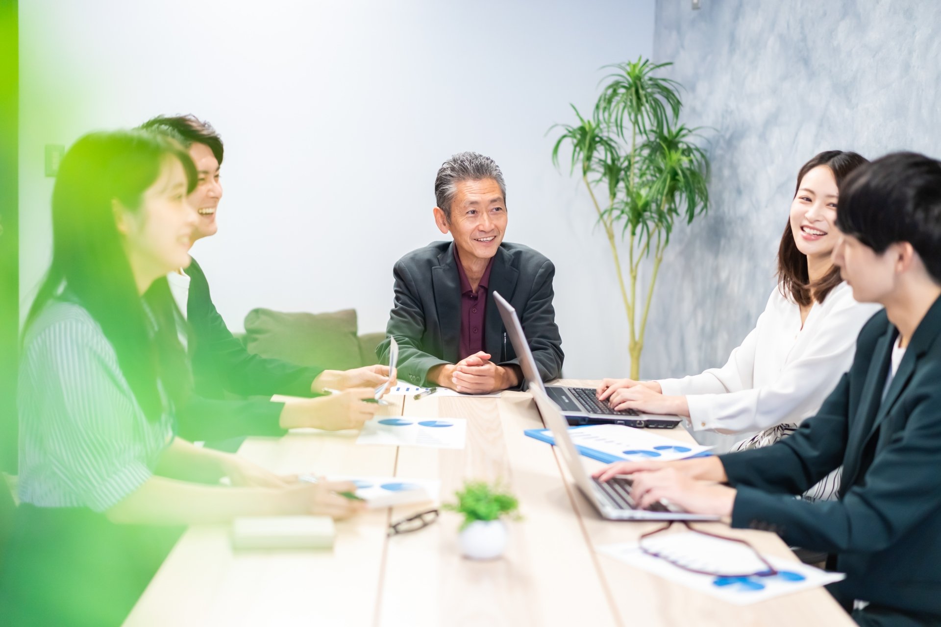 部署を超えた経営会議をする葬儀社