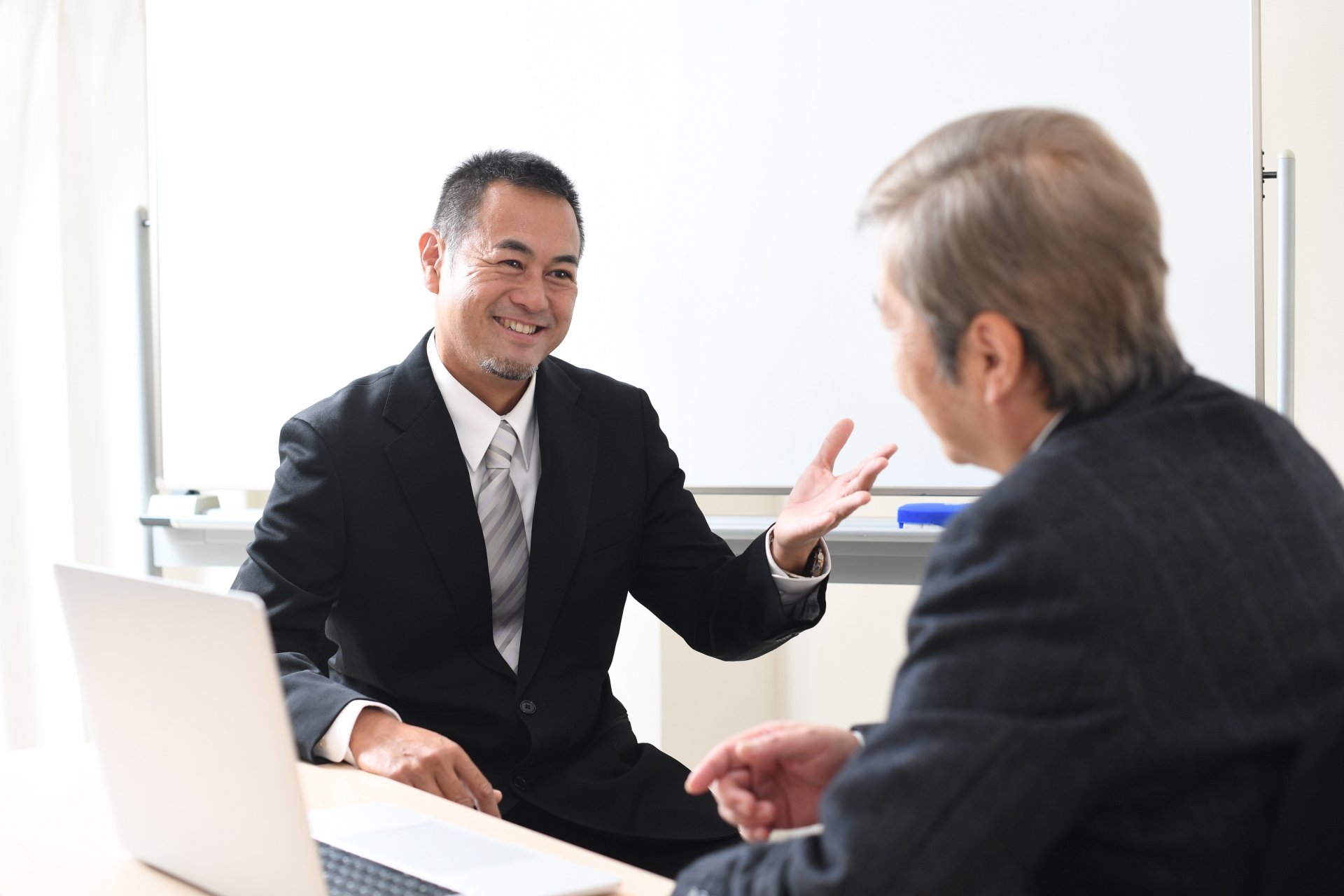 海洋散骨アドバイザーの有資格者を採用しようと計画する葬儀社経営層のイメージ