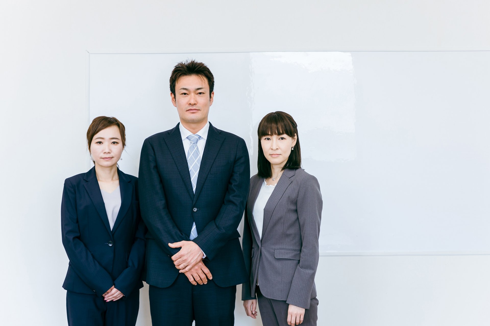 たたずむ終活カウンセラーたちのイメージ