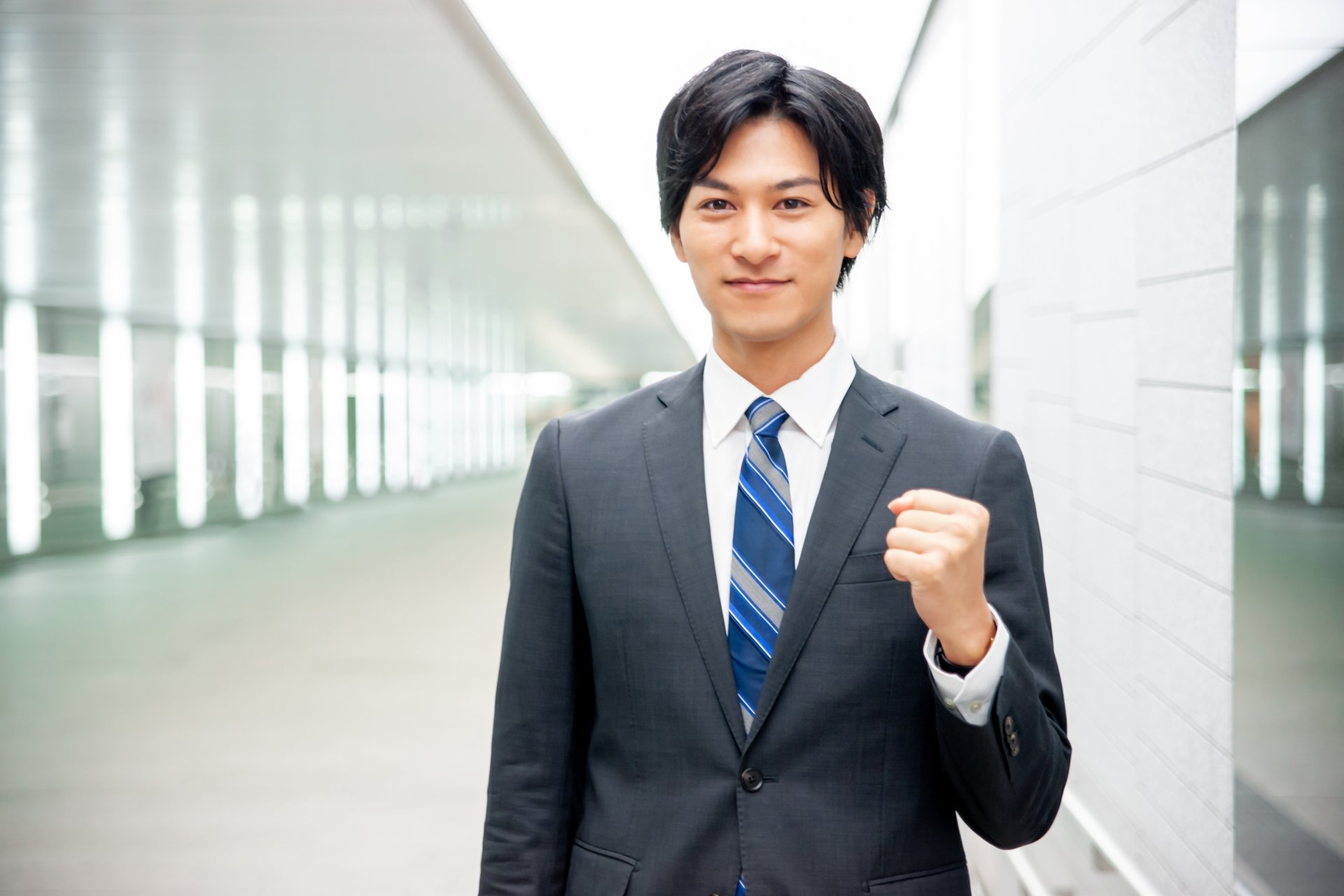 ガッツポーズをする男性終活カウンセラーのイメージ