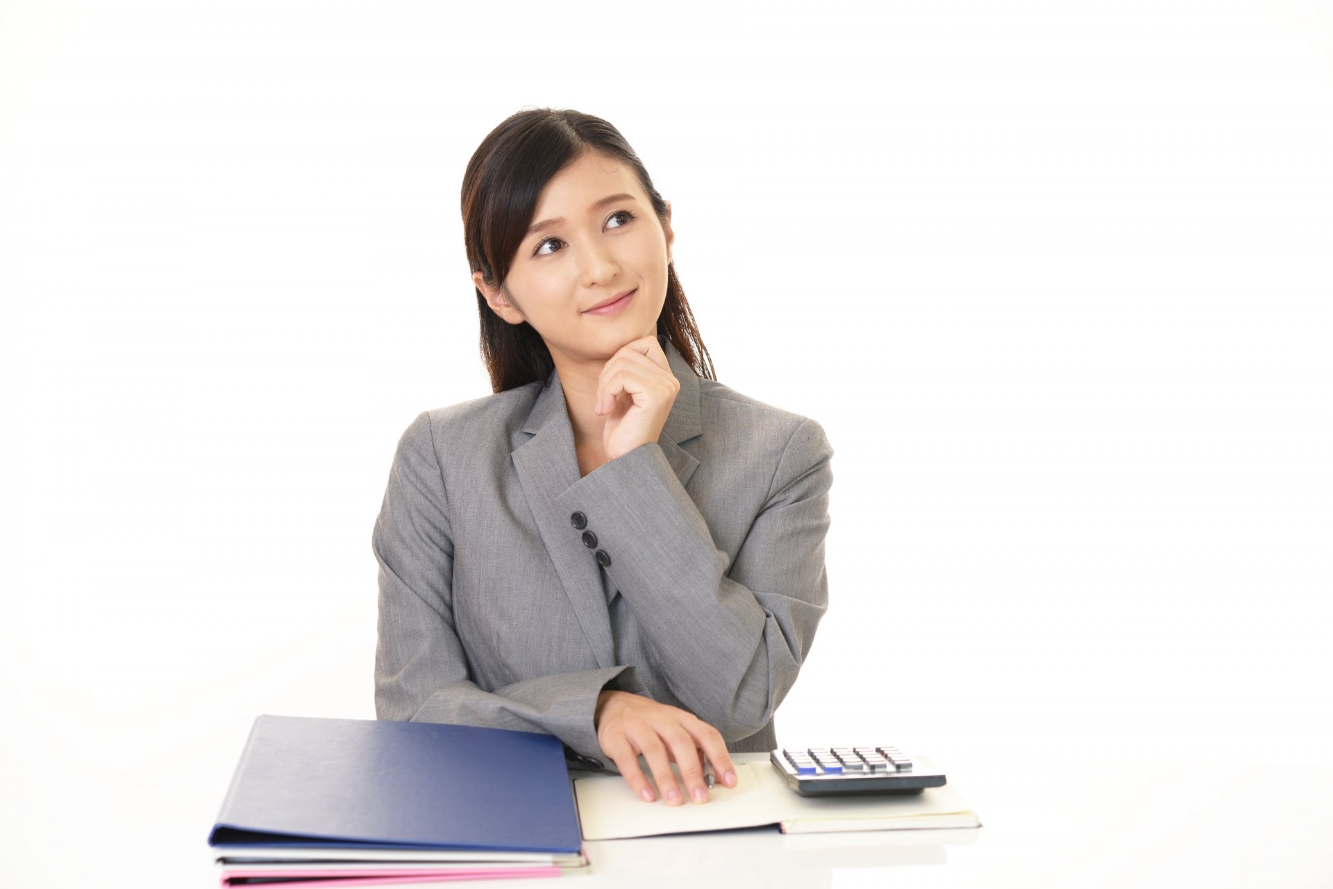 グリーフケア士の資格を取ろうか悩む互助会事業者の女性職員イメージ