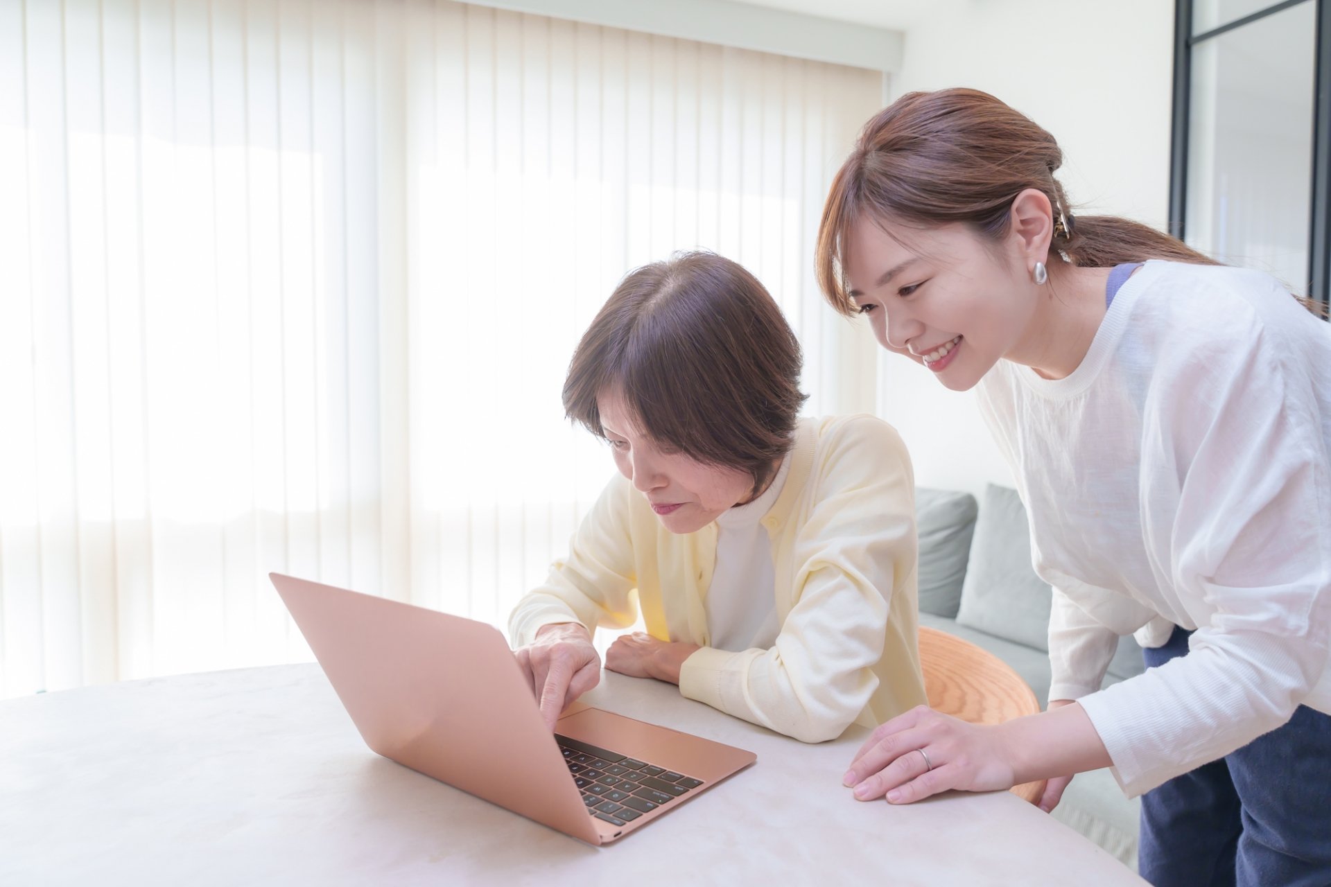 互助会会員女性をサポートする終活コーディネーターの女性のイメージ