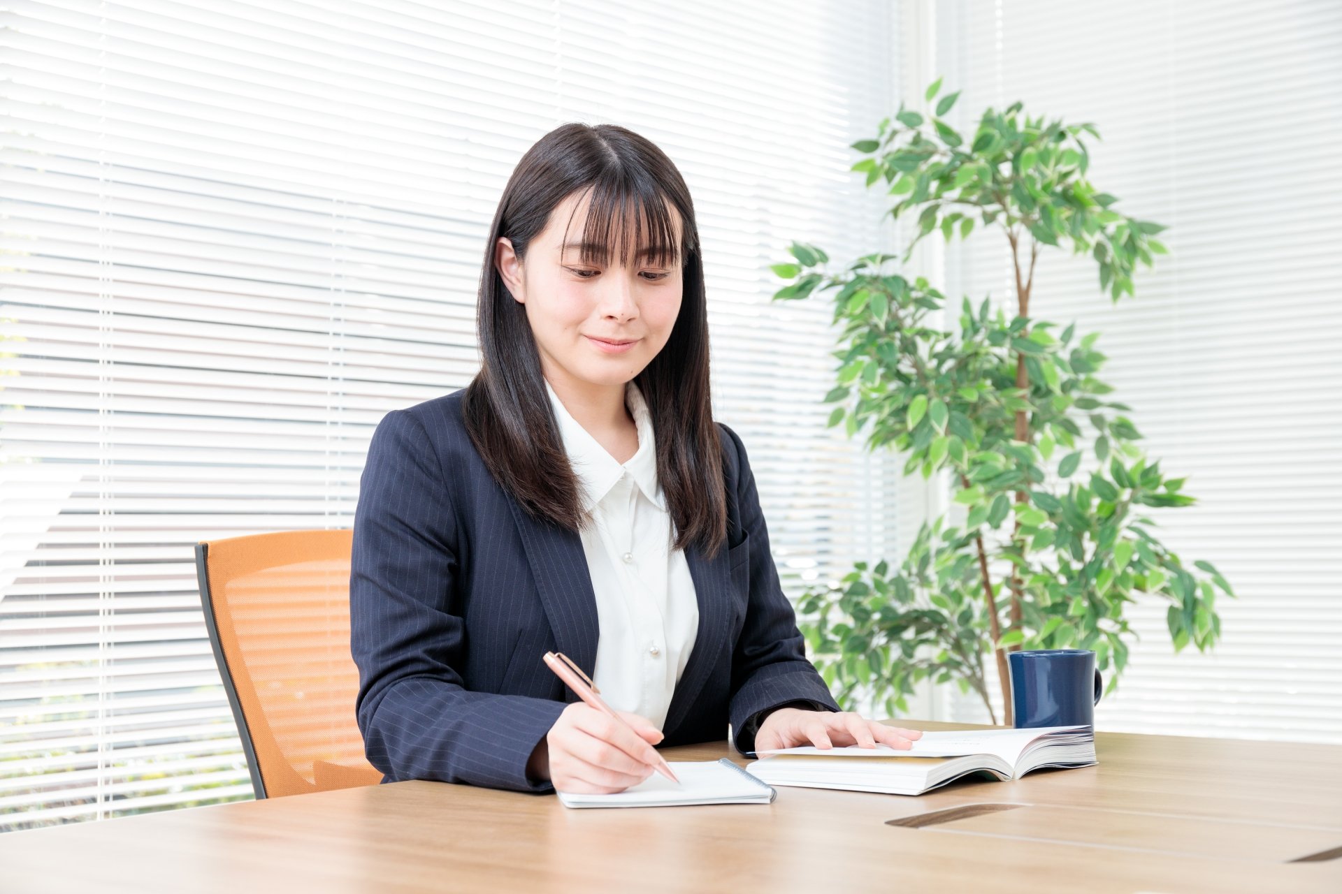 仕事ちゅうの女性終活カウンセラーのイメージ