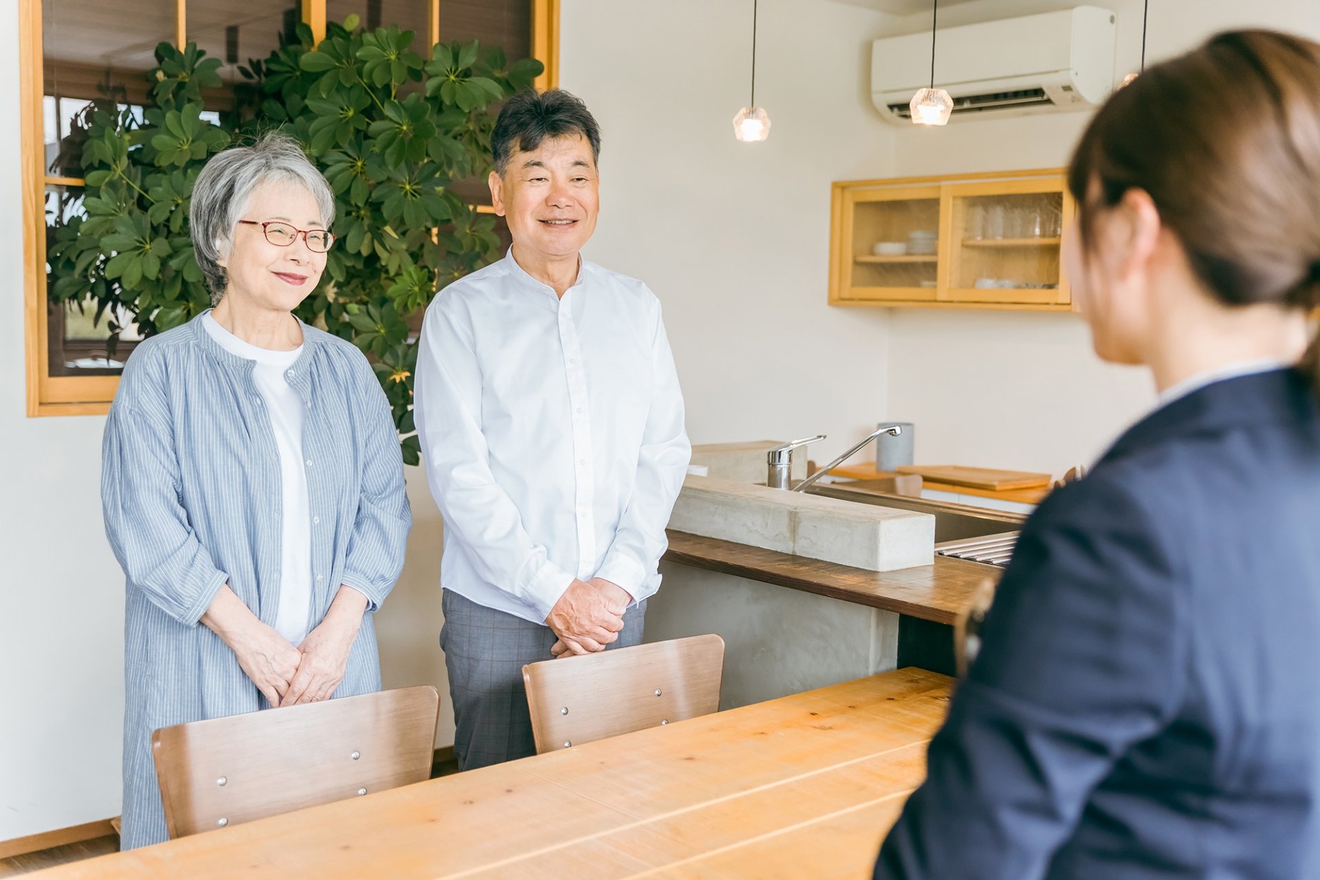 終活アドバイザーに終活相談する夫婦のイメージ