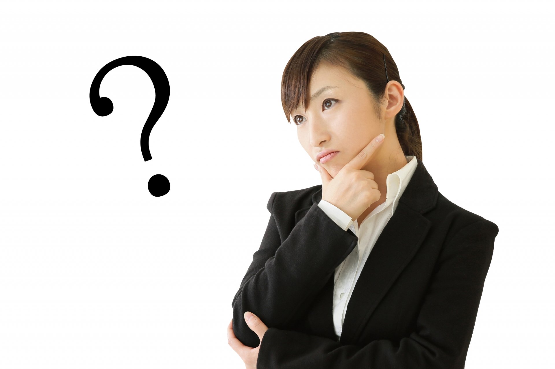 終活カウンセラーとの組み合わせ資格が何か考えている葬儀社女性スタッフのイメージ