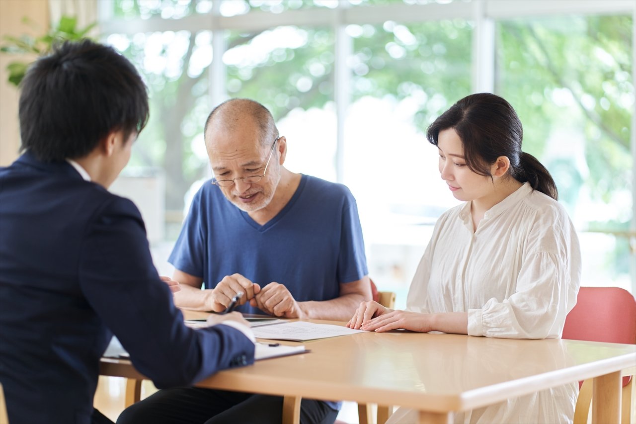 終活士に生前相談する親子のイメージ