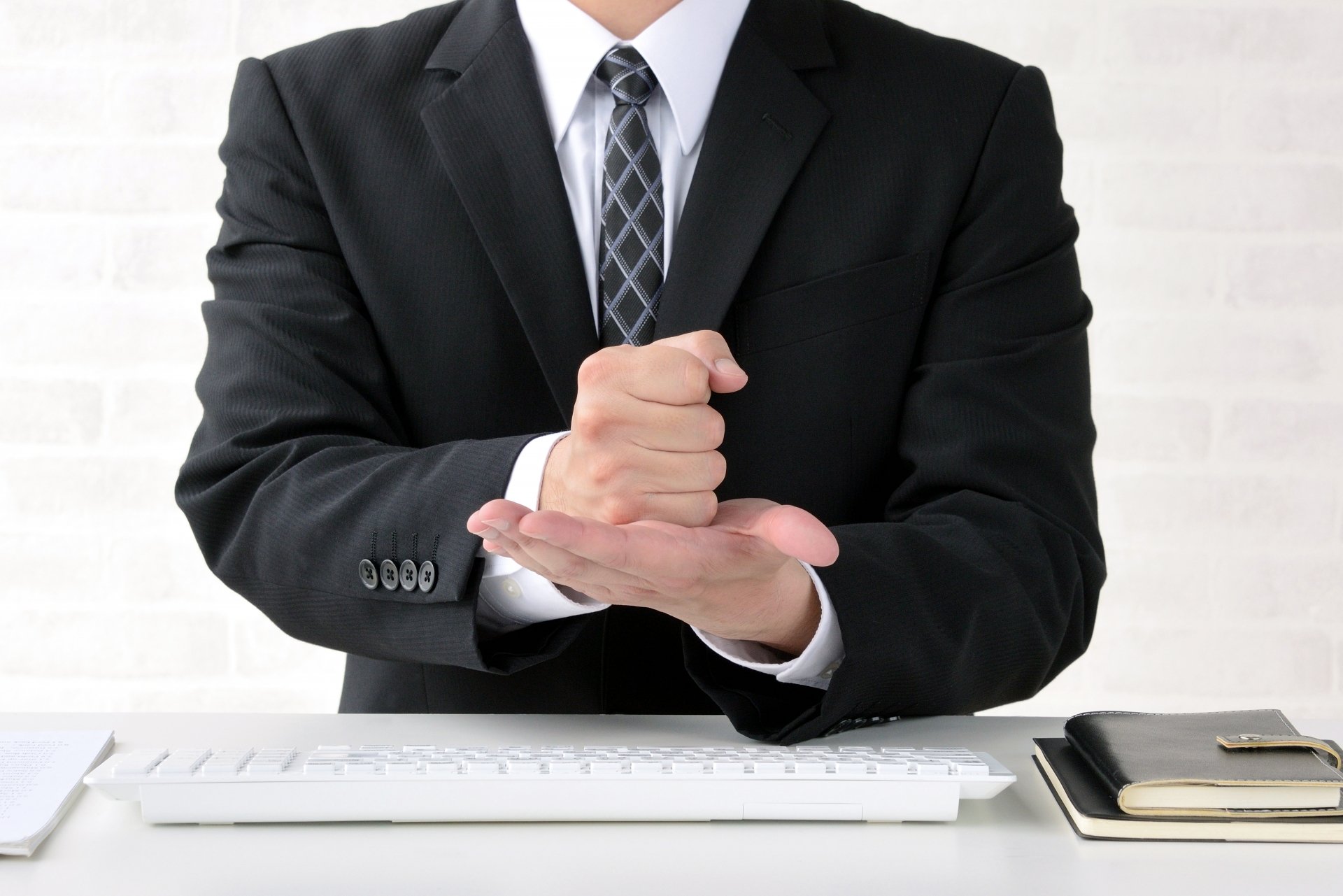 グリーフケア士と組み合あわせられる資格の宛てを思いつく互助会事業者の男性職員のイメージ