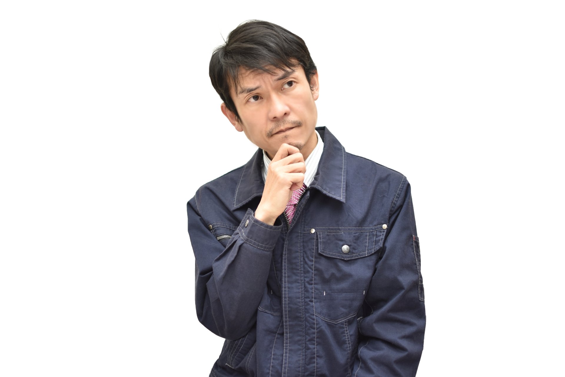 終活アドバイザーの年収について考える男性のイメージ
