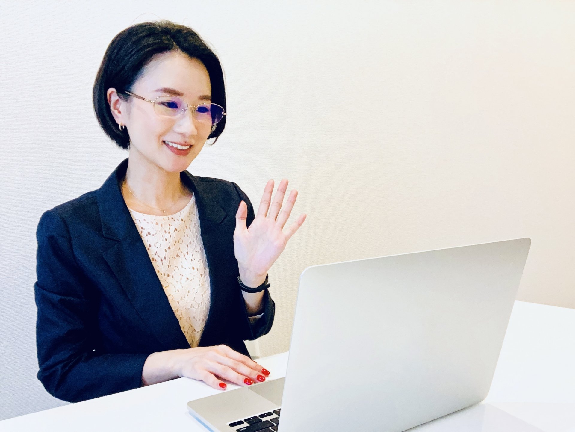 終活カウンセラーのオンライン講習を受ける葬儀社スタッフの女性イメージ