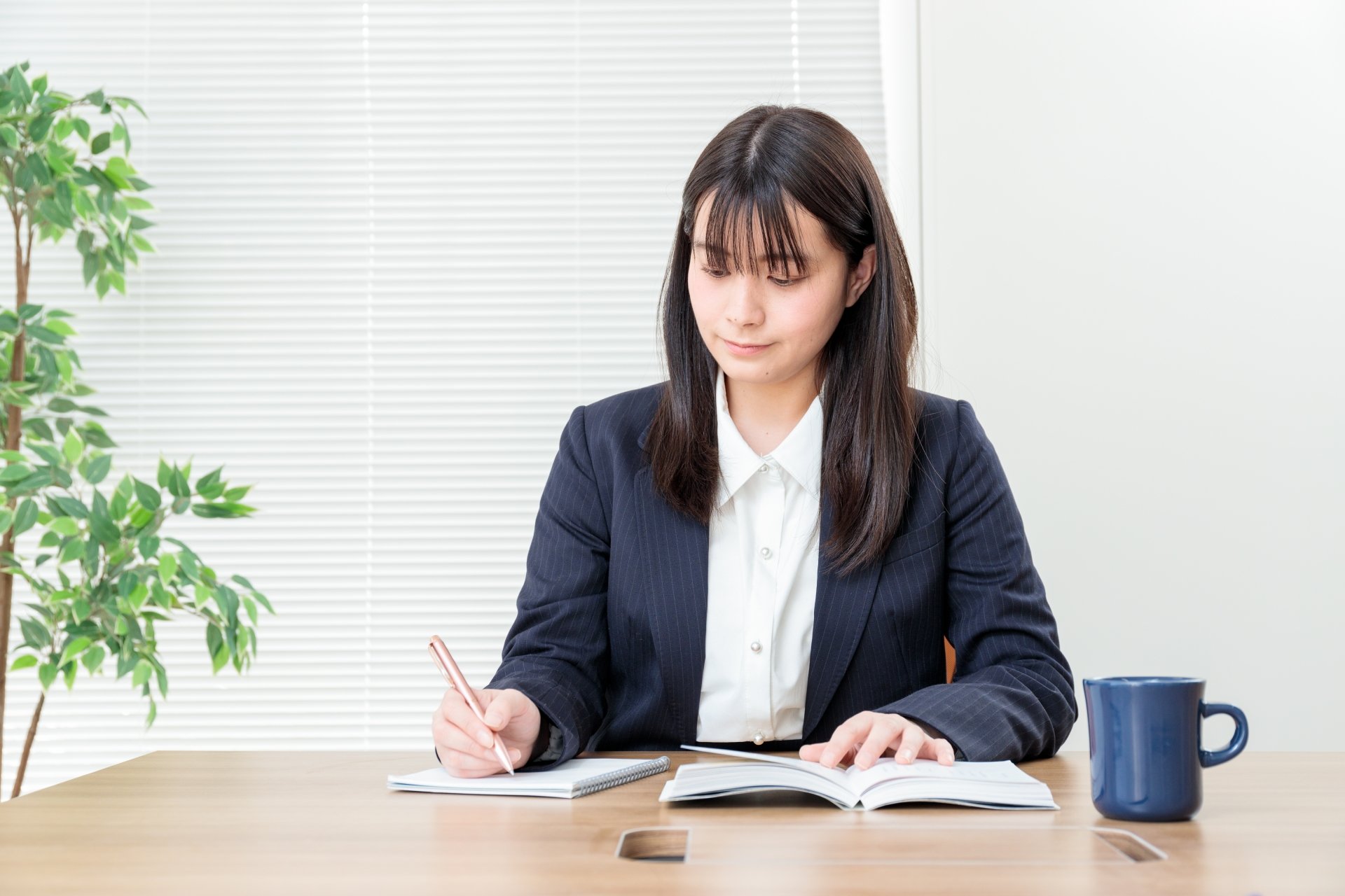 グリーフケア士の試験準備をする葬儀社の女性社員のイメージ