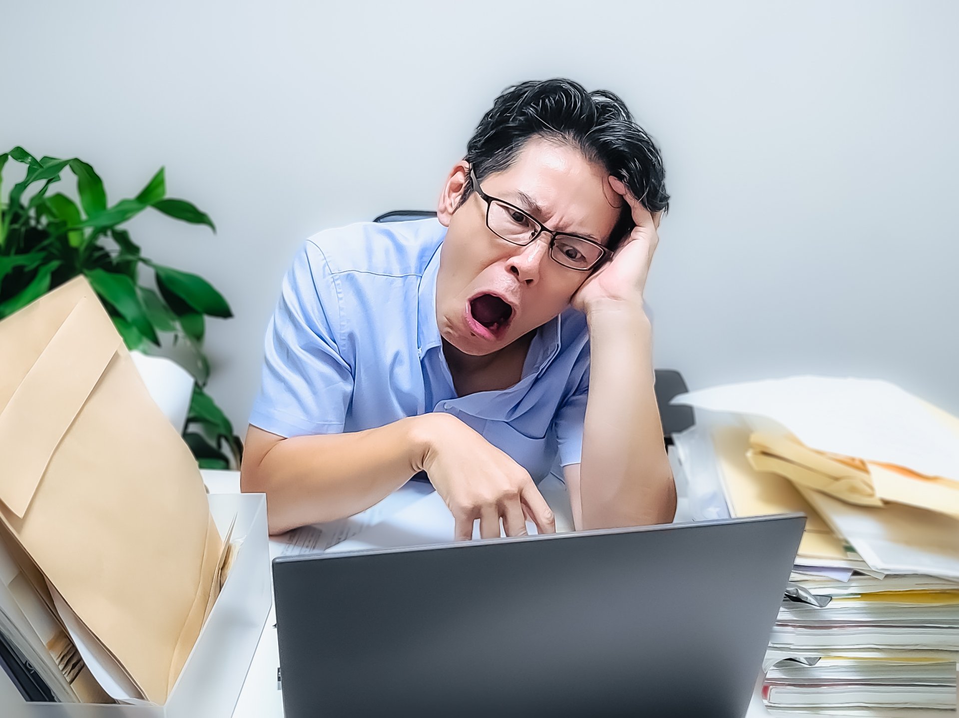 サジェスト対策の費用と効果について調べているものの意味不明で悩む葬儀社社長のイメージ