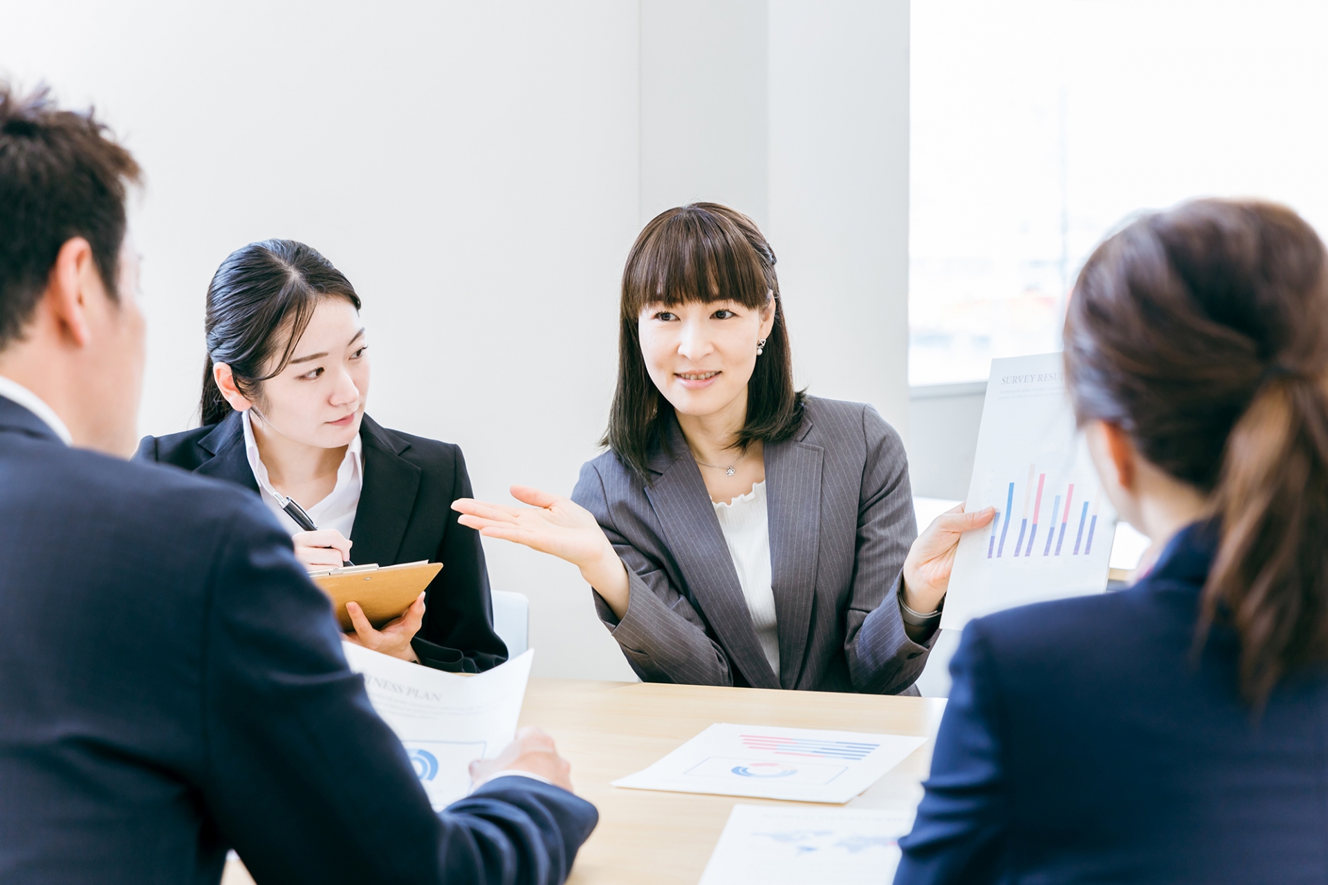 サジェスト対策を業者に依頼する墓石会社のイメージ