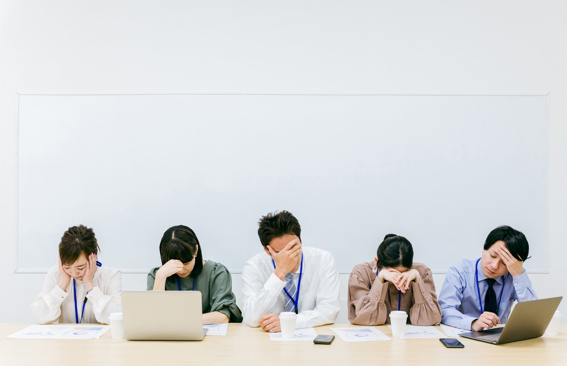 サジェスト対策を自社で行おうとしたものの不可能だと悟って困っている仏壇会社のイメージ