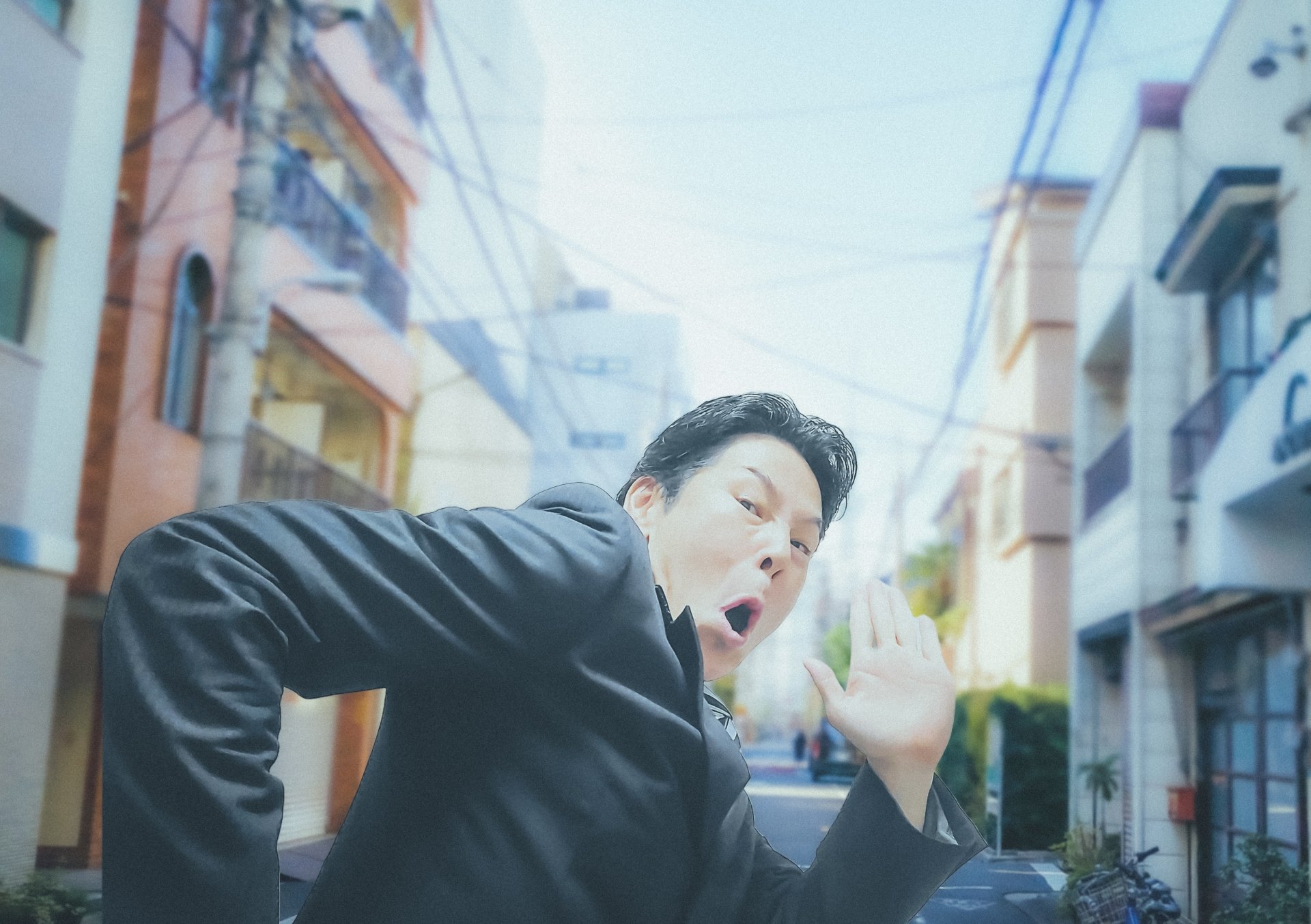 痕跡を残すことなく悪評や風評被害を回避する葬儀社経営者のイメージ