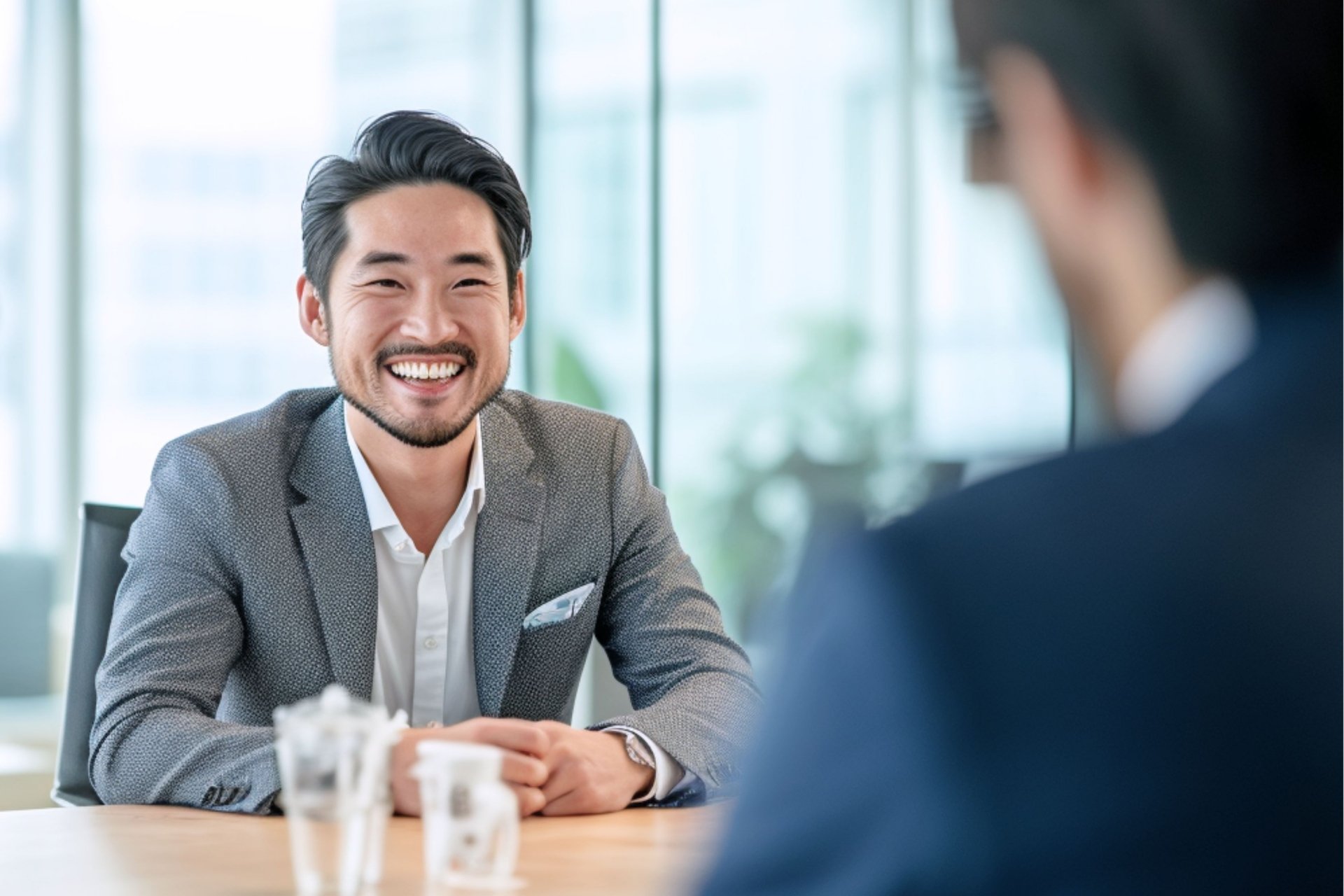 Webマーケティング会社にサジェスト対策を相談する葬儀社社員イメージ