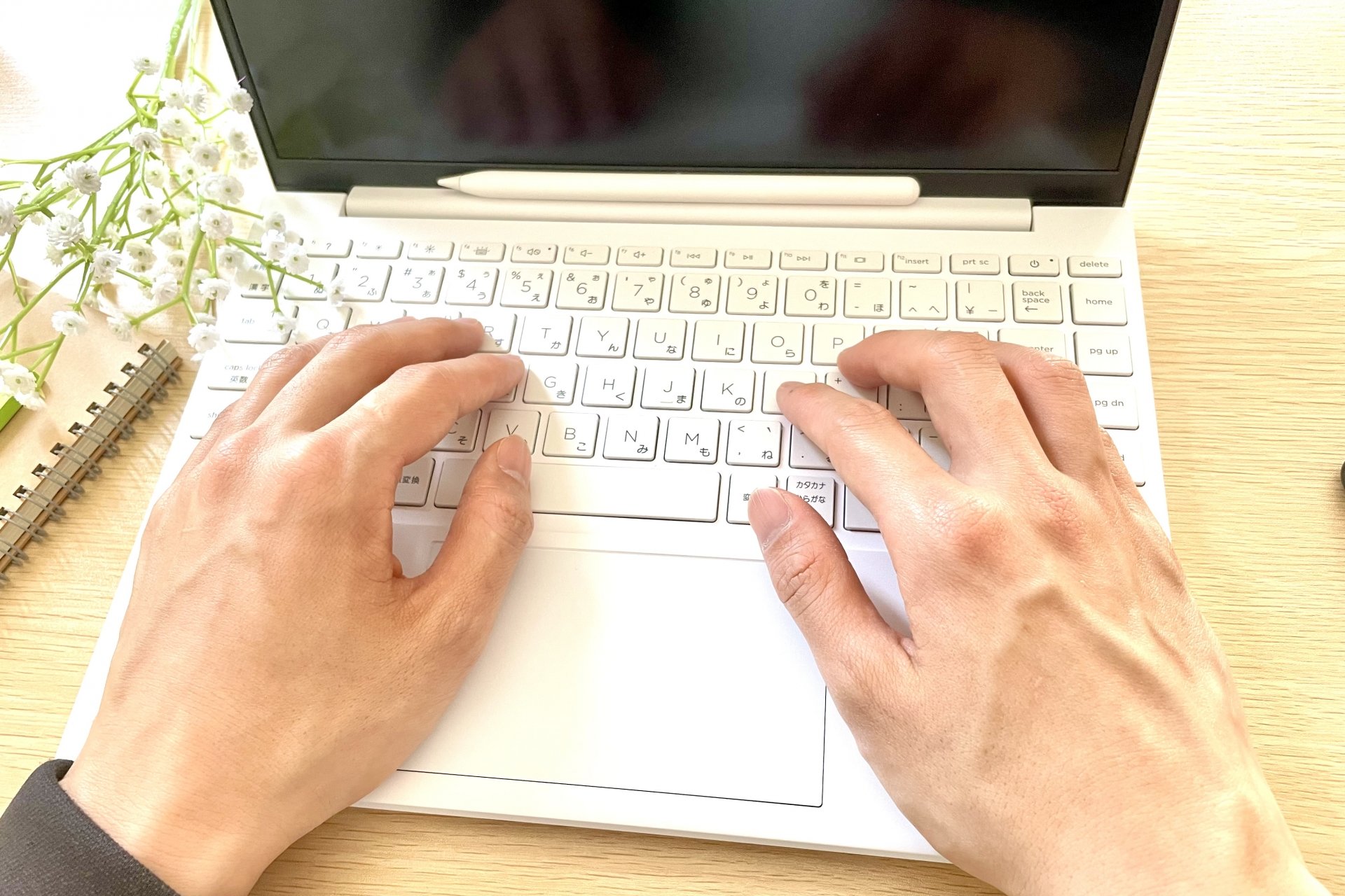 Googleに検索キーワードの削除申請を行う葬儀社社員の手
