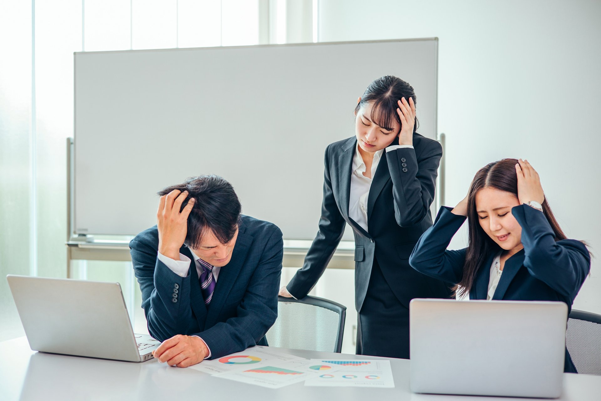 サジェスト対策をしたいものの費用が高くて困っている仏壇会社の対策チームイメージ