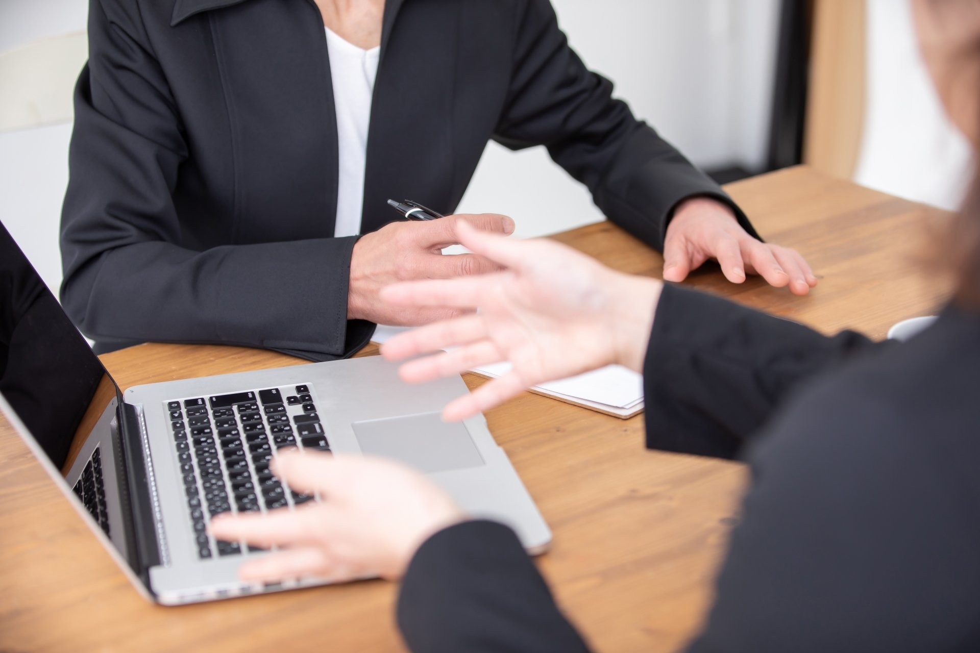 風評被害キーワードについて自社の状況を説明する墓石会社の社員イメージ