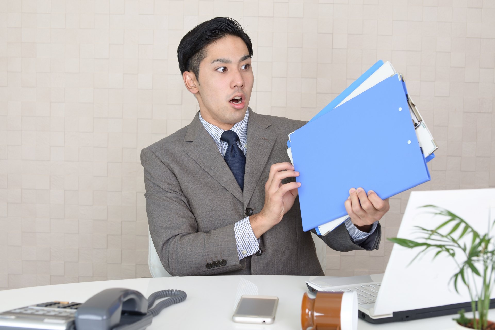 Yahoo！サジェストの影響を調べる若手葬儀社社員のイメージ