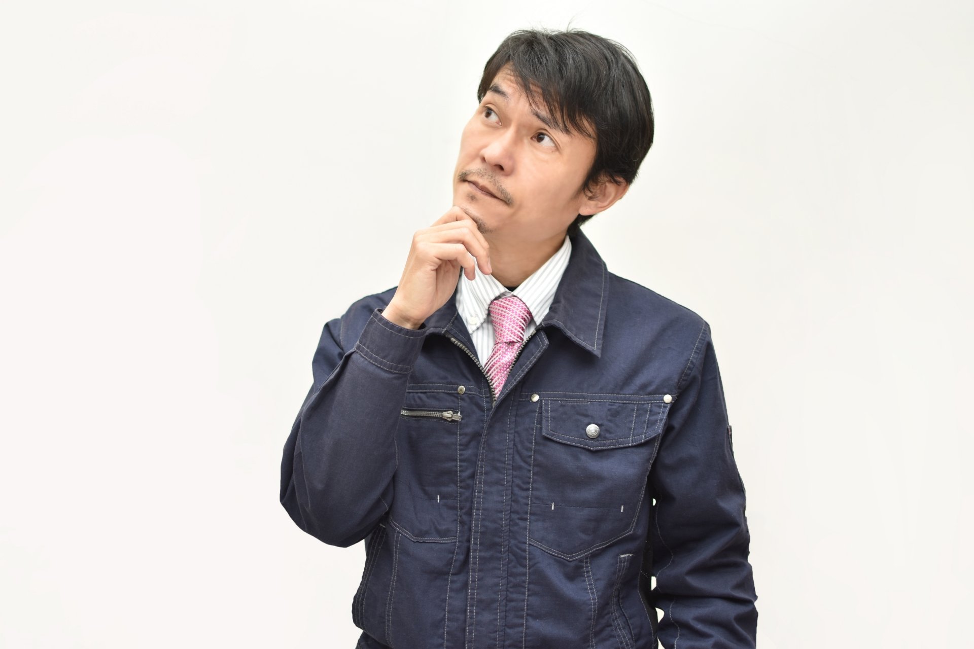 サジェスト対策を試みるためにどうしたらいいか考える仏壇会社の社員イメージ