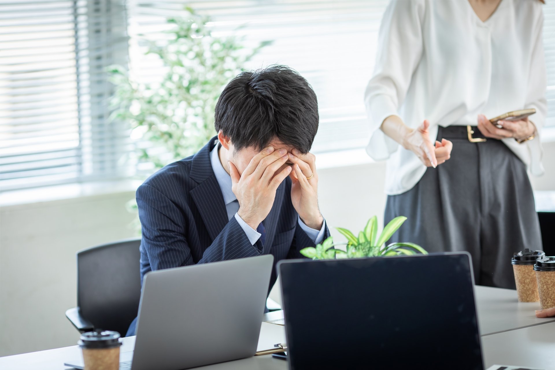 サジェストにネガティブワードが掲載されていることを上司に指摘される葬儀社の社員
