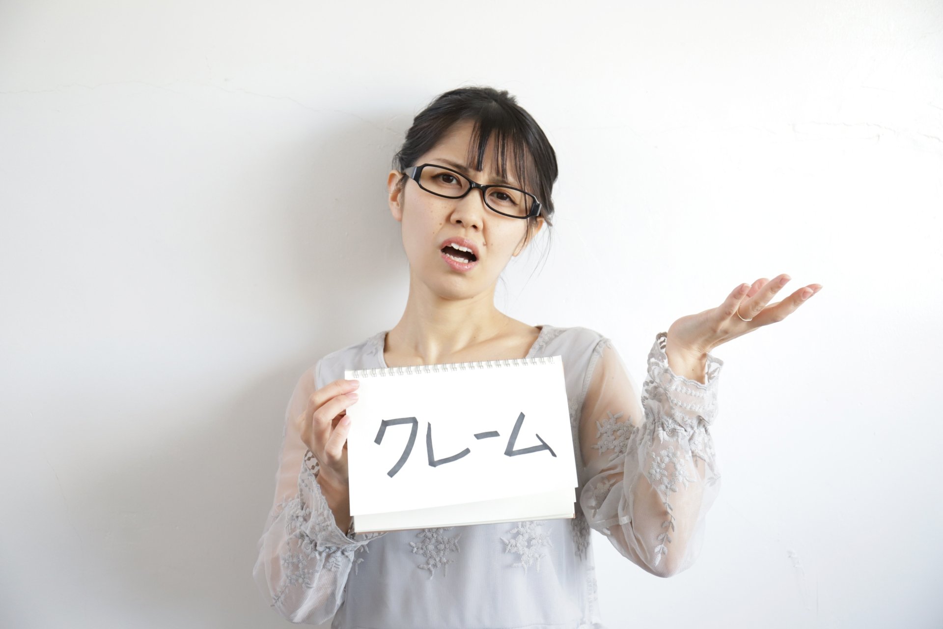 入会した互助会に対してクレームを入れたい女性のイメージ