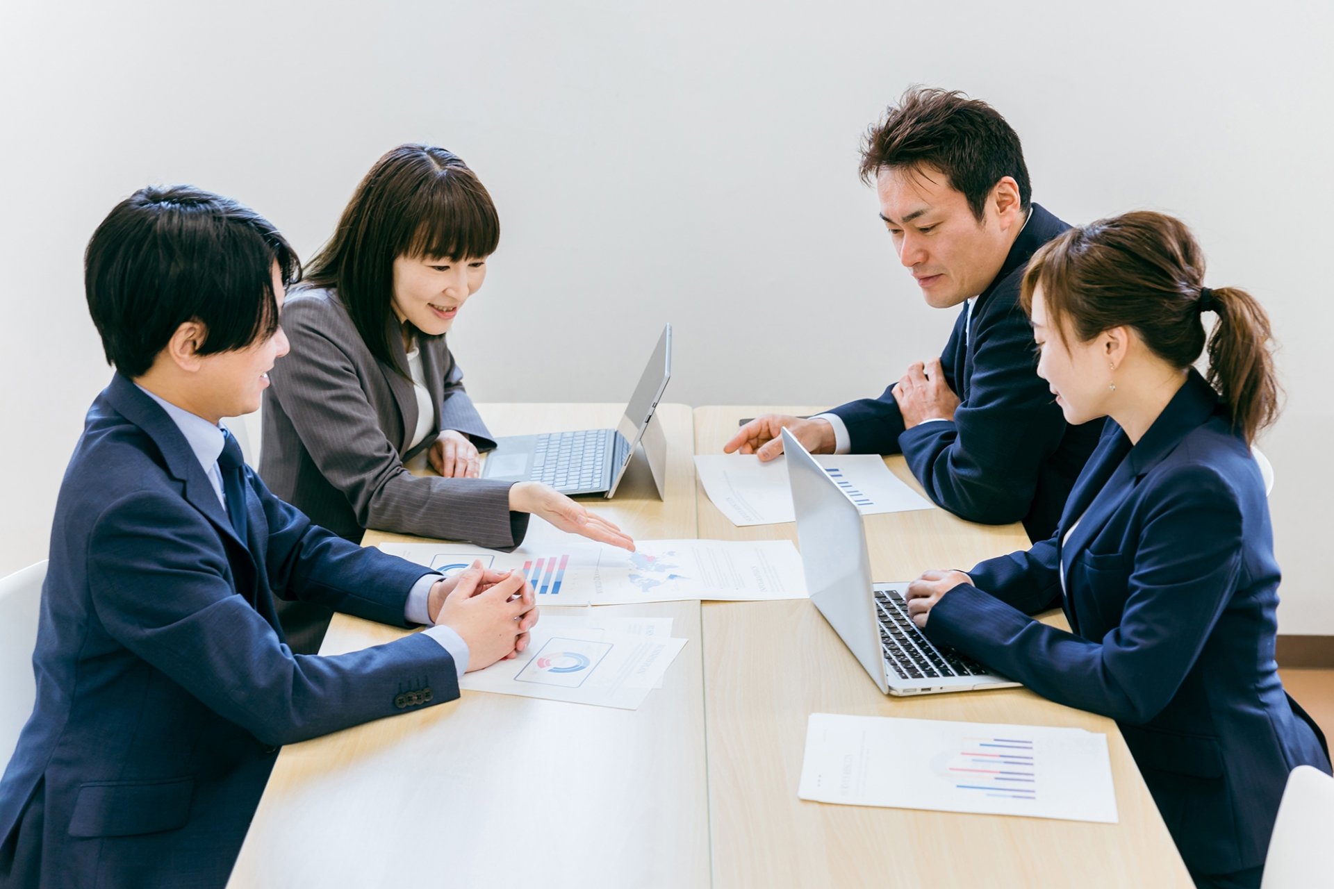 サジェスト対策について業者と打ち合わせする葬儀社のイメージ