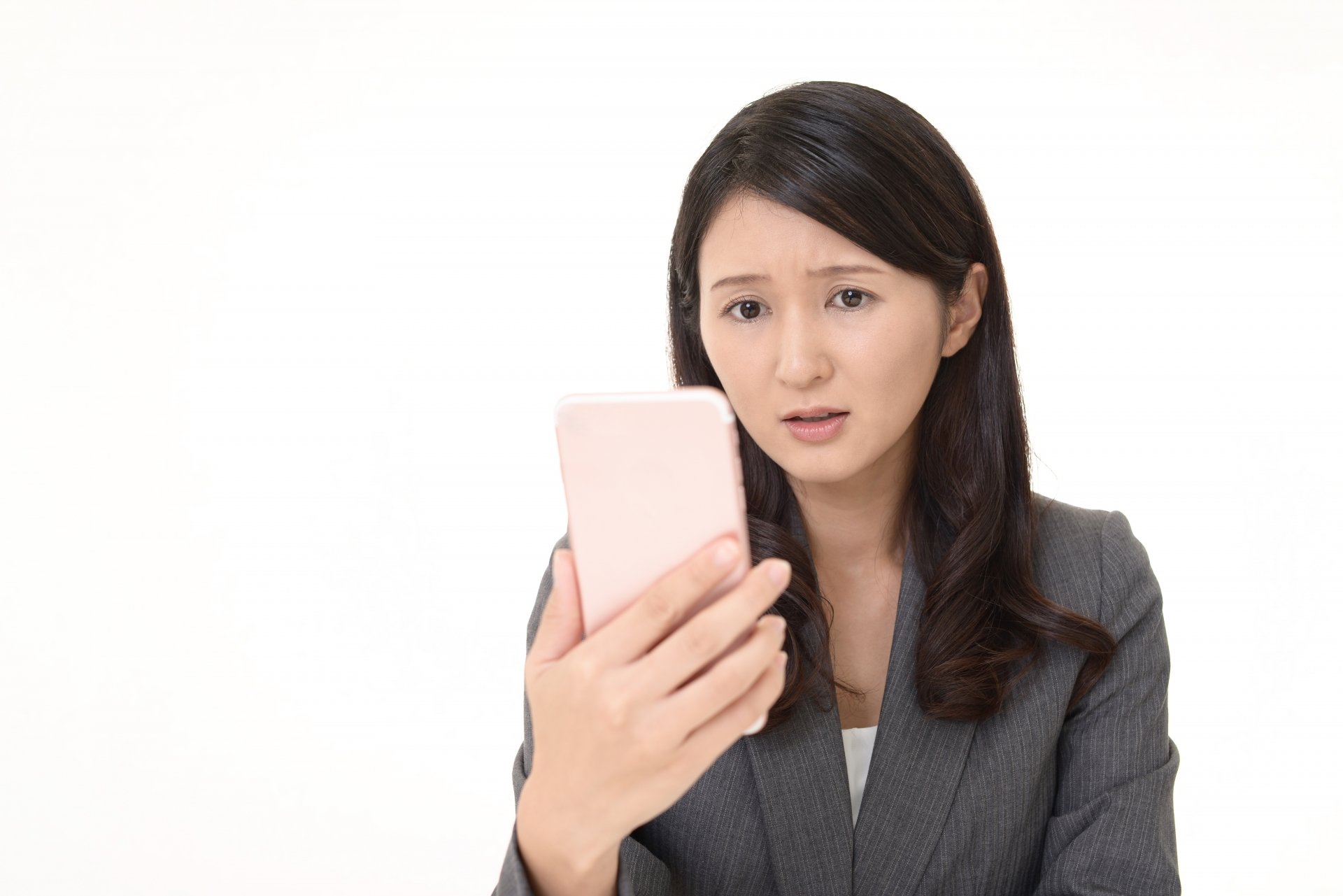 自社の評判調査をしていた仏壇会社の女性社員イメージ